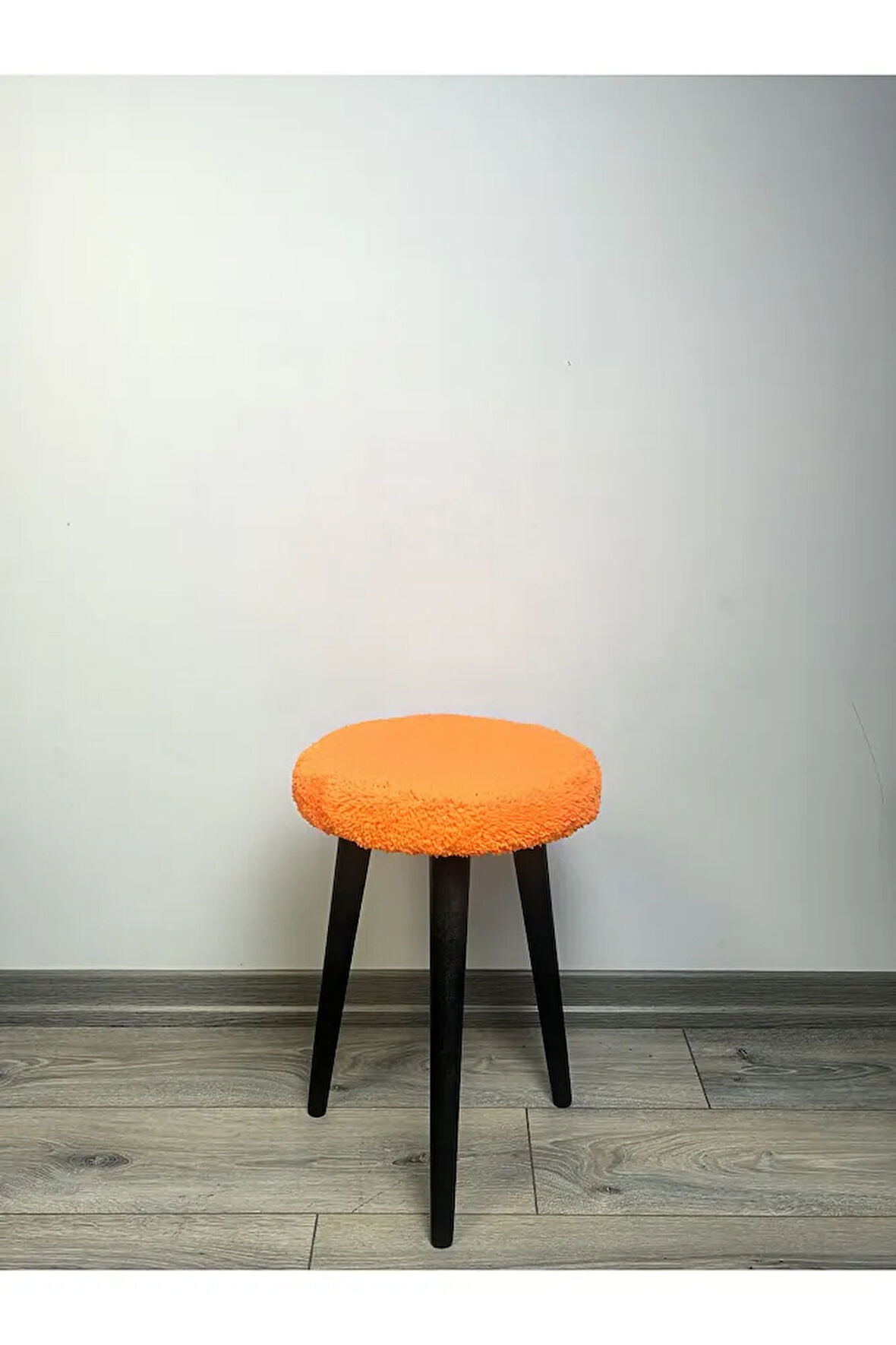 Cozy Peluş Puf Dekoratif Ahşap 3 Siyah Ayaklı Tabure Şık Konforlu Yumuşacık Modern ve Rahat Oturak