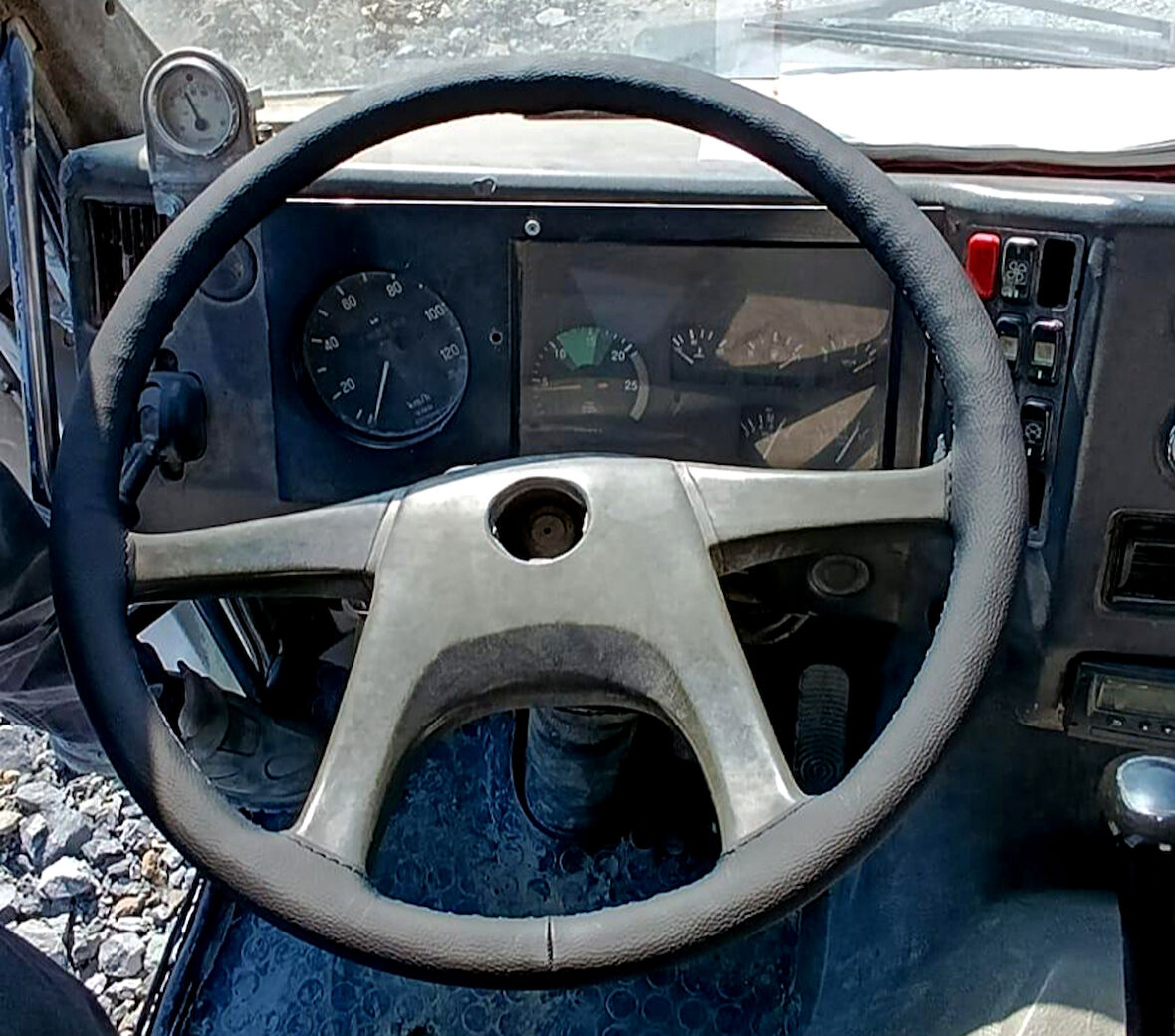 DİKİŞLİ DİREKSİYON KILIFI SİYAH DERİ SİYAH DİKİŞLİ MERCEDES TIR KAMYON 3031 İÇİN