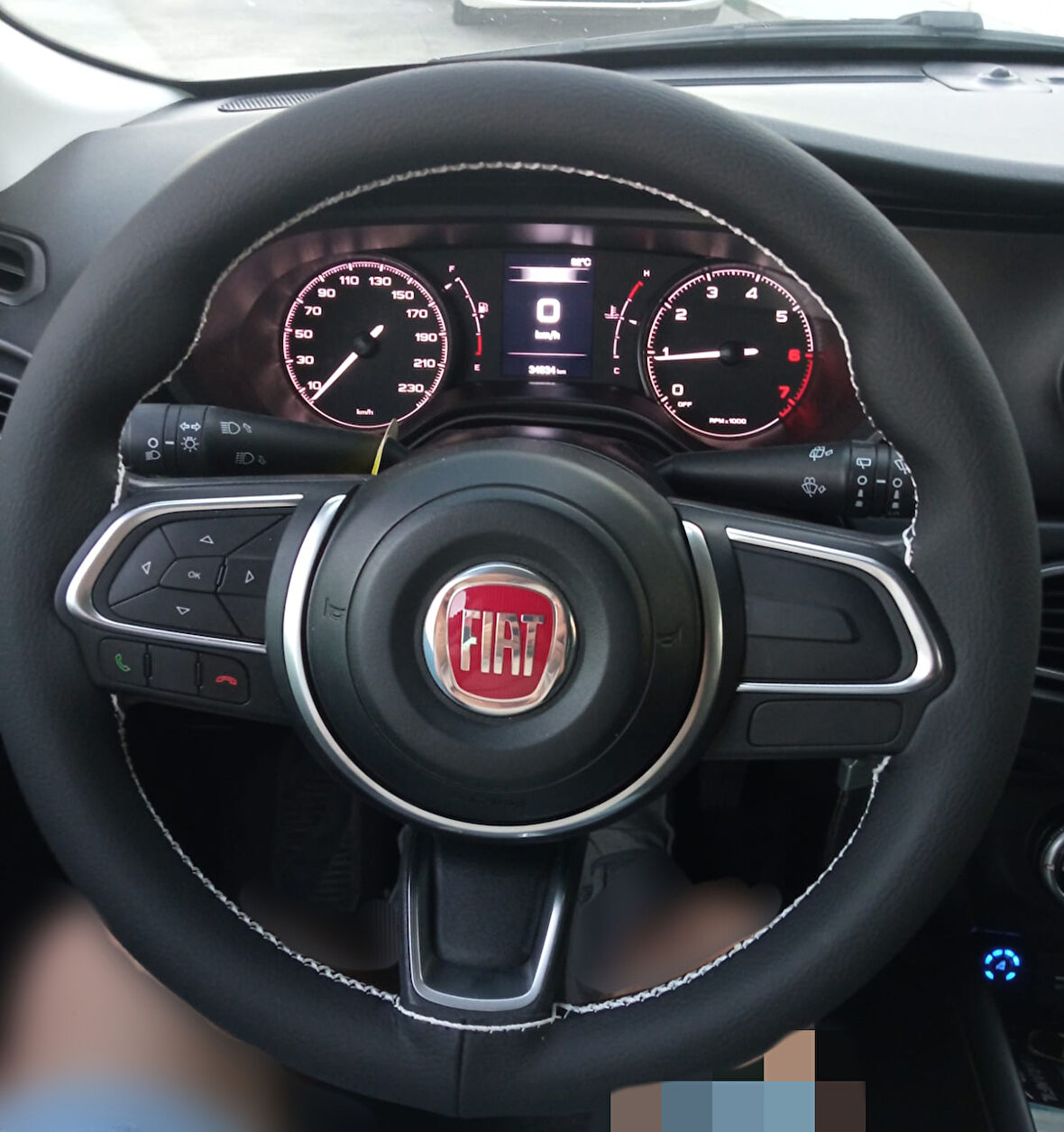 DİKİŞLİ DİREKSİYON KILIFI SİYAH DERİ BEYAZ DİKİŞLİ FIAT EGEA İÇİN