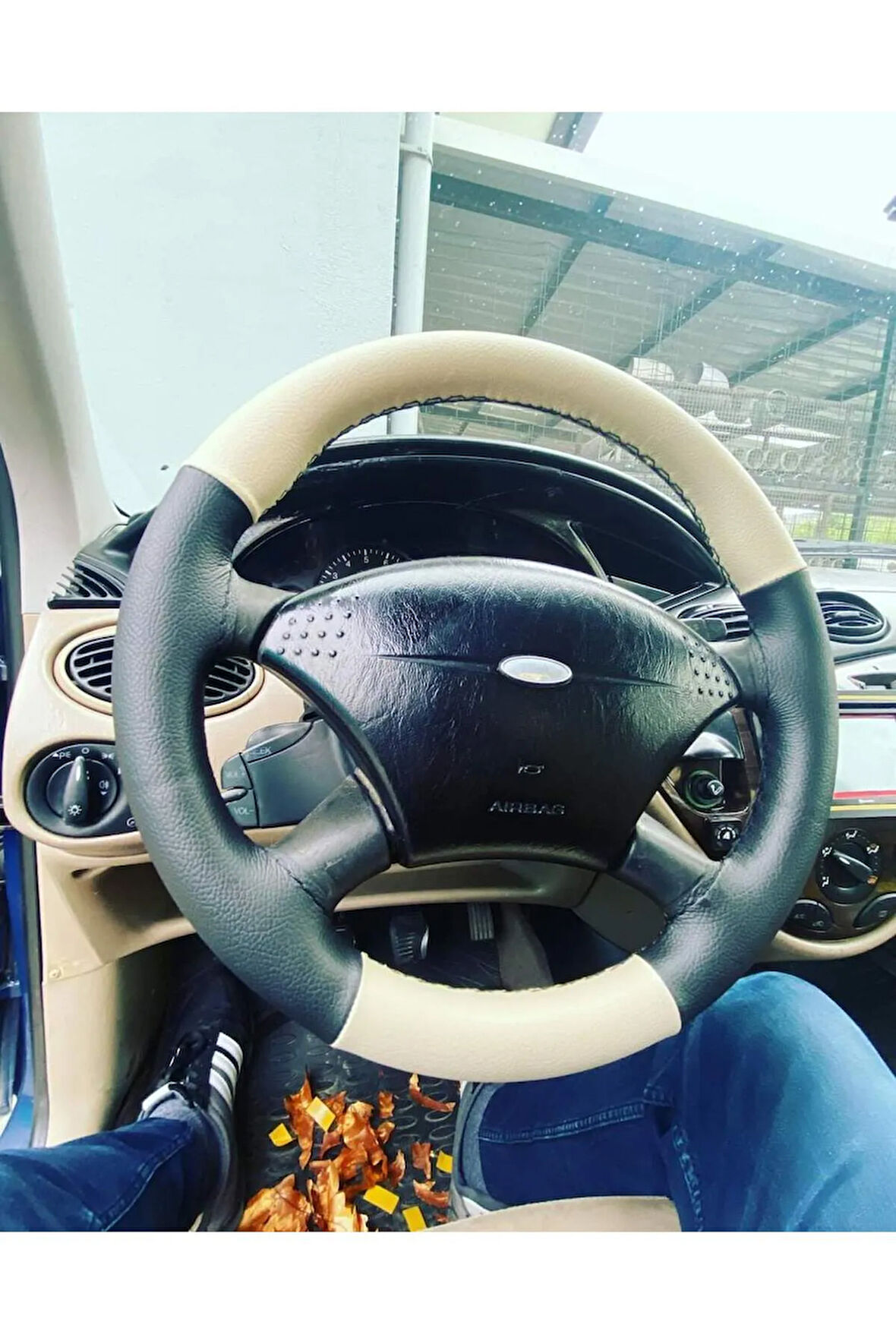 DİKİŞLİ DİREKSİYON KILIFI SİYAH/BEJ DERİ SİYAH DİKİŞLİ FORD FOCUS İÇİN