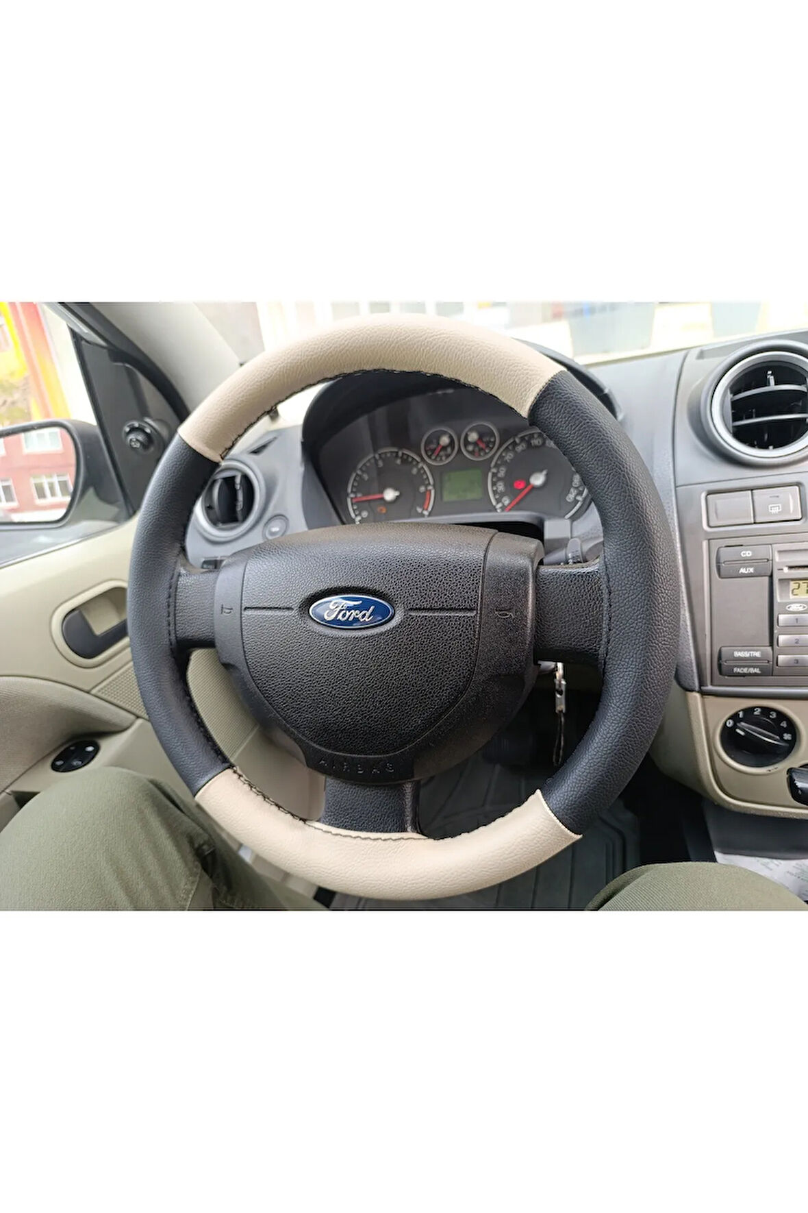 DİKİŞLİ DİREKSİYON KILIFI SİYAH/BEJ DERİ SİYAH DİKİŞLİ FORD FİESTA İÇİN HIZLI KARGO