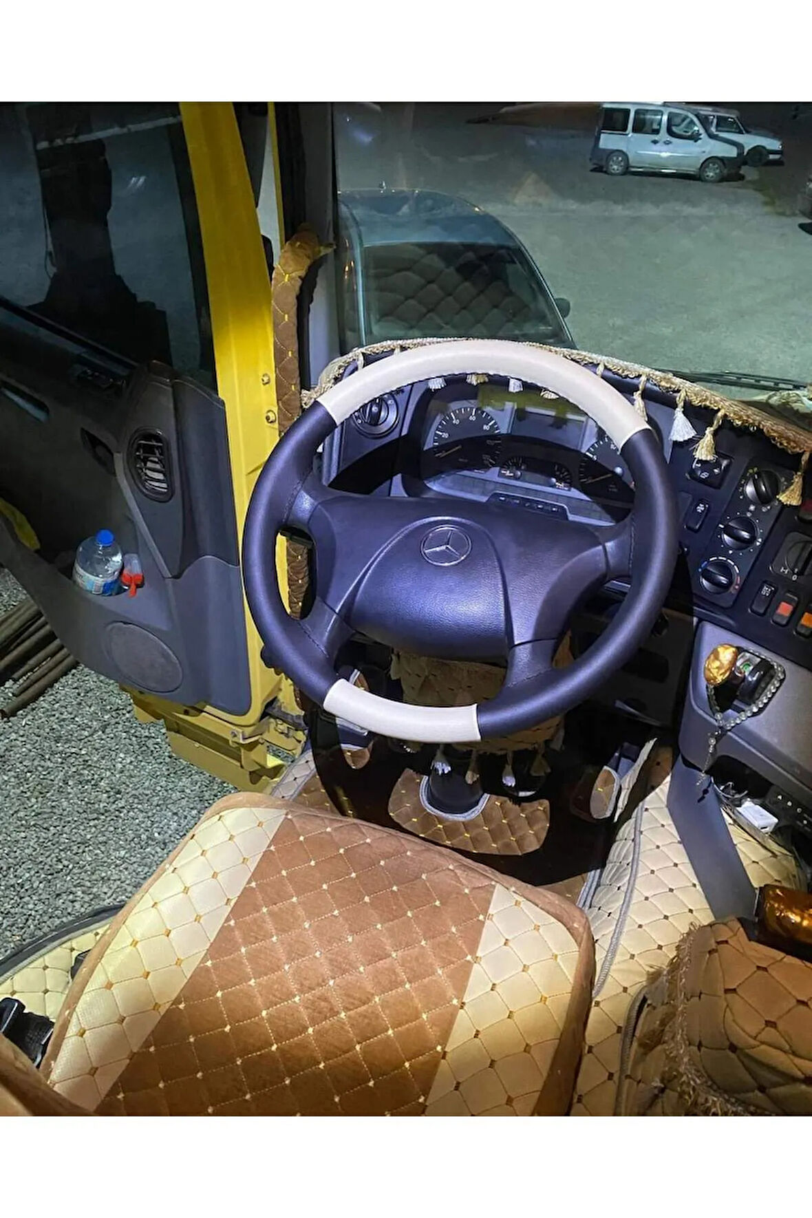 DİKİŞLİ DİREKSİYON KILIFI SİYAH/BEJ DERİ SİYAH DİKİŞLİ MERCEDES İÇİN