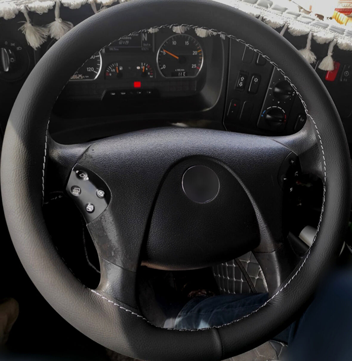 DİKİŞLİ DİREKSİYON KILIFI SİYAH DERİ GRİ DİKİŞLİ MERCEDES AXOR 1840 İÇİN