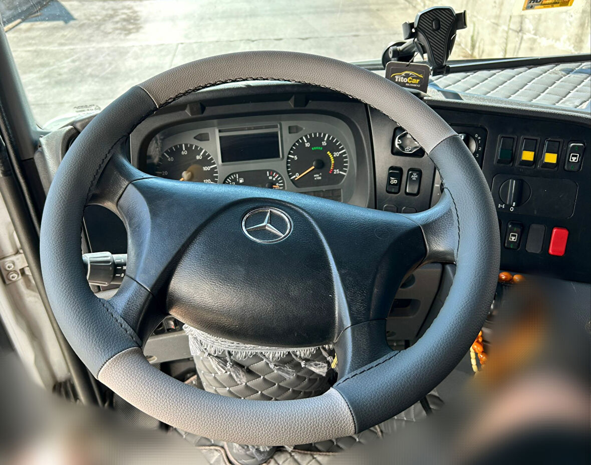 DİKİŞLİ DİREKSİYON KILIFI SİYAH DERİ GRİ DERİ SİYAH DİKİŞLİ MERCEDES AXOR 1840 İÇİN