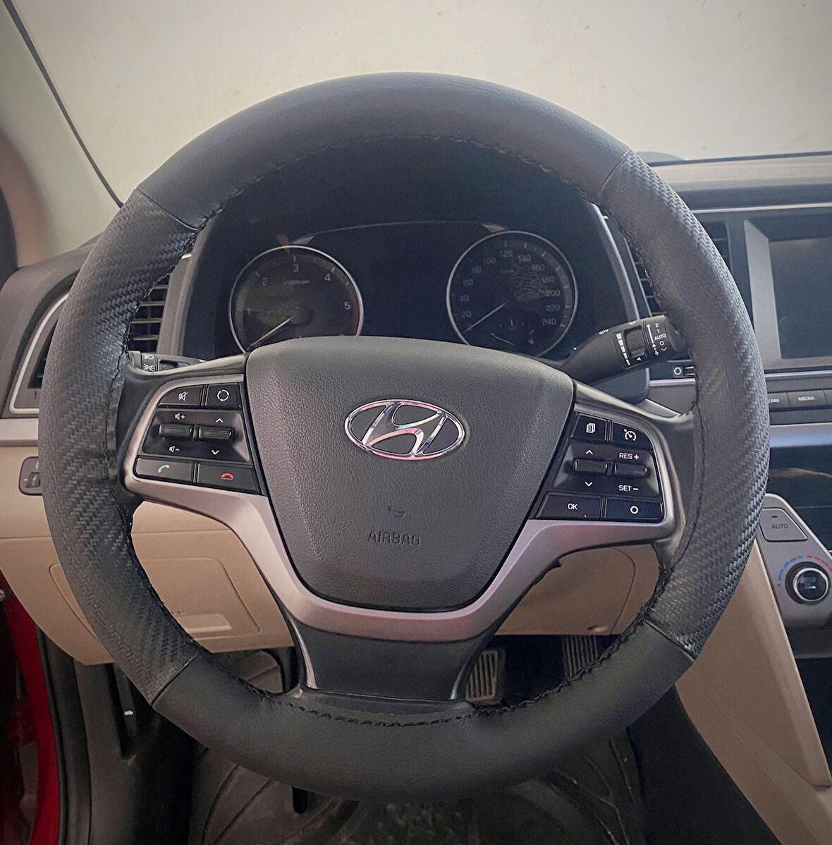 DİKİŞLİ DİREKSİYON KILIFI KARBON DERİ SİYAH DERİ SİYAH DİKİŞLİ HYUNDAİ ELENTRA İÇİN