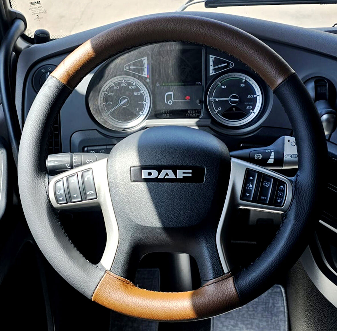 DİKİŞLİ DİREKSİYON KILIFI SİYAH DERİ KAHVERENGİ DERİ SİYAH DİKİŞLİ DAF XF İÇİN (2017-2022)