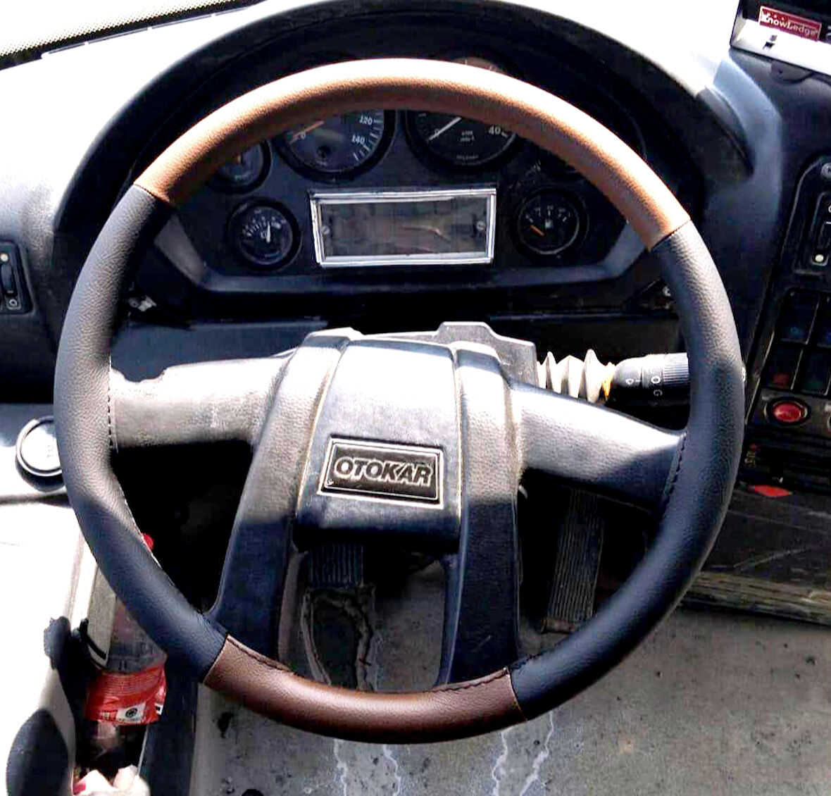 DİKİŞLİ DİREKSİYON KILIFI SİYAH DERİ KAHVE DERİ SİYAH DİKİŞLİ OTOKAR 2008 KASA İÇİN