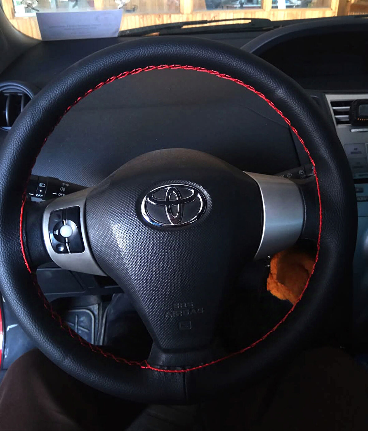 DİKİŞLİ DİREKSİYON KILIFI SİYAH DERİ KIRMIZI DİKİŞLİ TOYOTA YARİS İÇİN