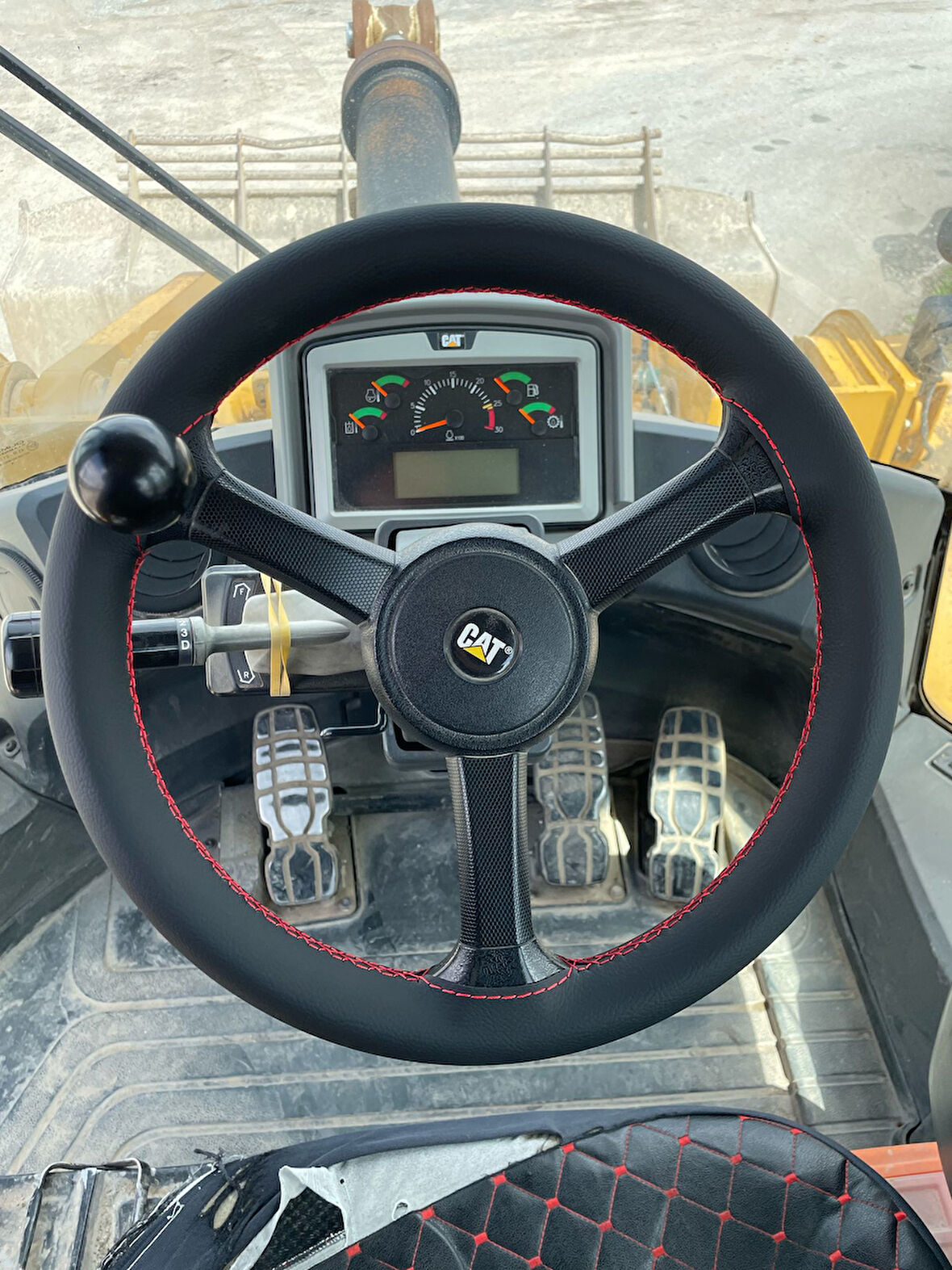 DİKİŞLİ DİREKSİYON KILIFI SİYAH DERİ KIRMIZI DİKİŞLİ CAT 966L KEPÇE İÇİN