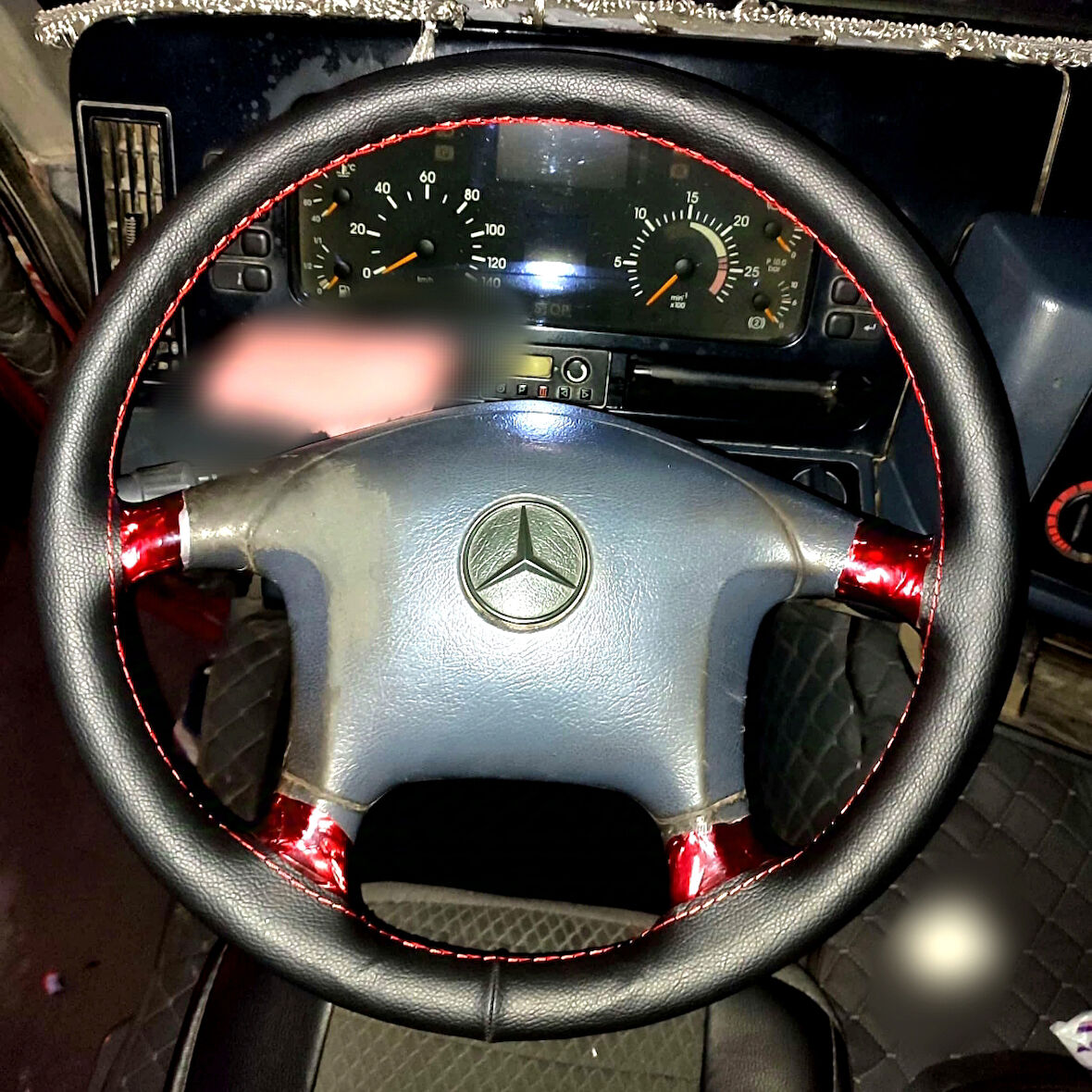 DİKİŞLİ DİREKSİYON KILIFI SİYAH DERİ KIRMIZI DİKİŞLİ MERCEDES TIR KAMYON İÇİN KIRMIZI DİKİŞLİ