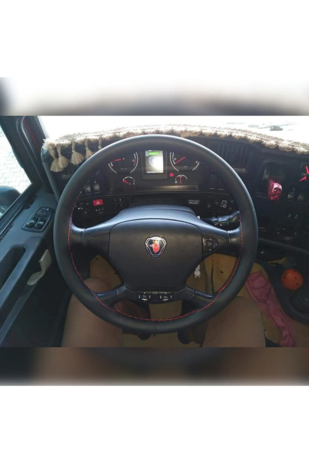 DİKİŞLİ DİREKSİYON KILIFI SİYAH DERİ KIRMIZI DİKİŞLİ SCANIA