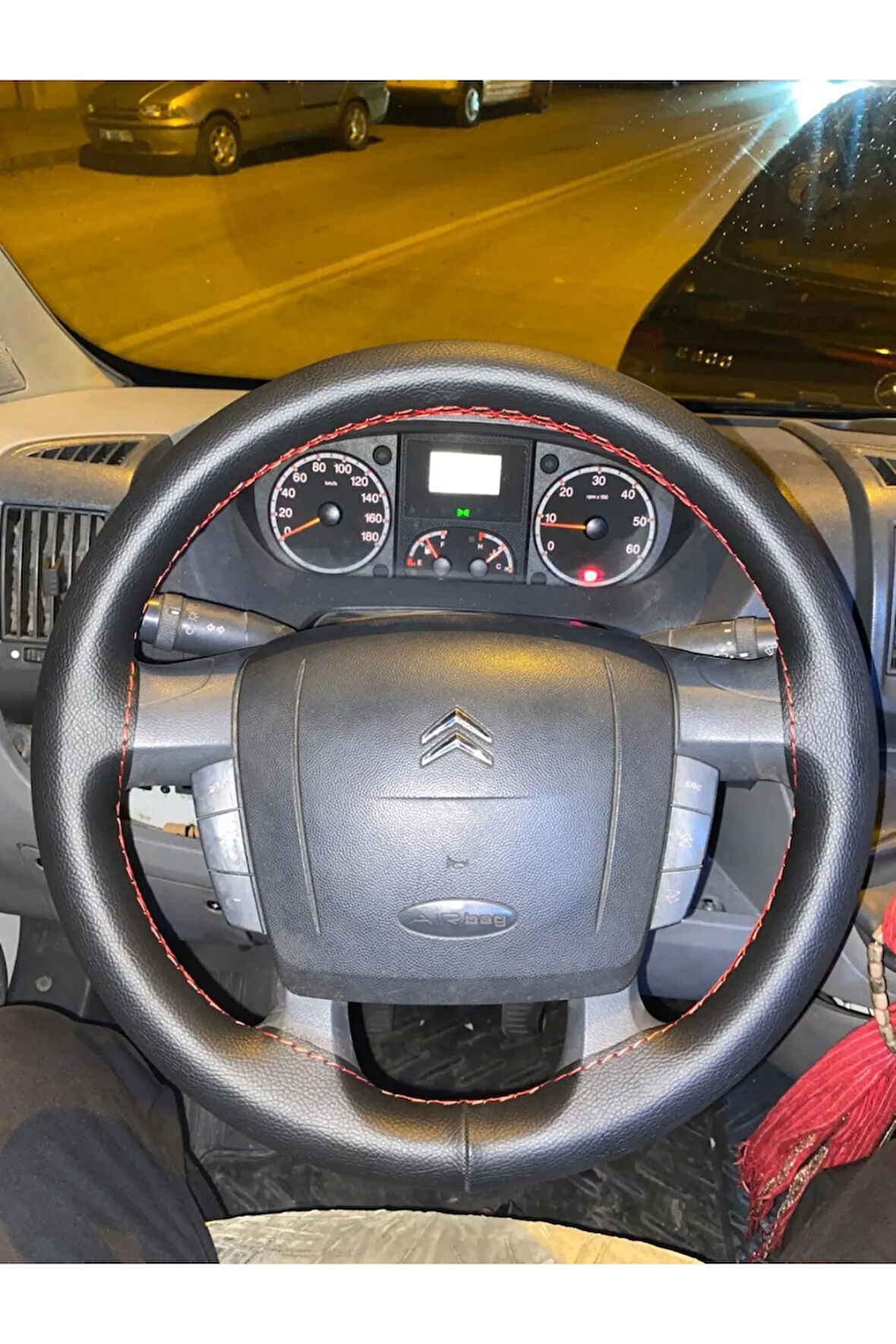 DİKİŞLİ DİREKSİYON KILIFI SİYAH DERİ KIRMIZI DİKİŞLİ CITROEN JUMPER İÇİN HIZLI KARGO