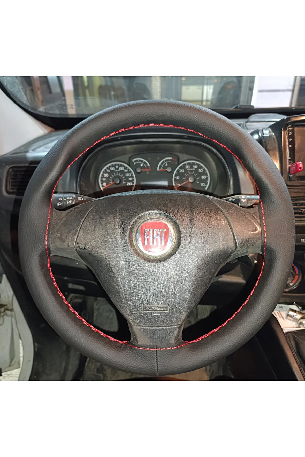 DİKİŞLİ DİREKSİYON KILIFI SİYAH DERİ KIRMIZI DİKİŞLİ FIAT DOBLO İÇİN HIZLI KARGO