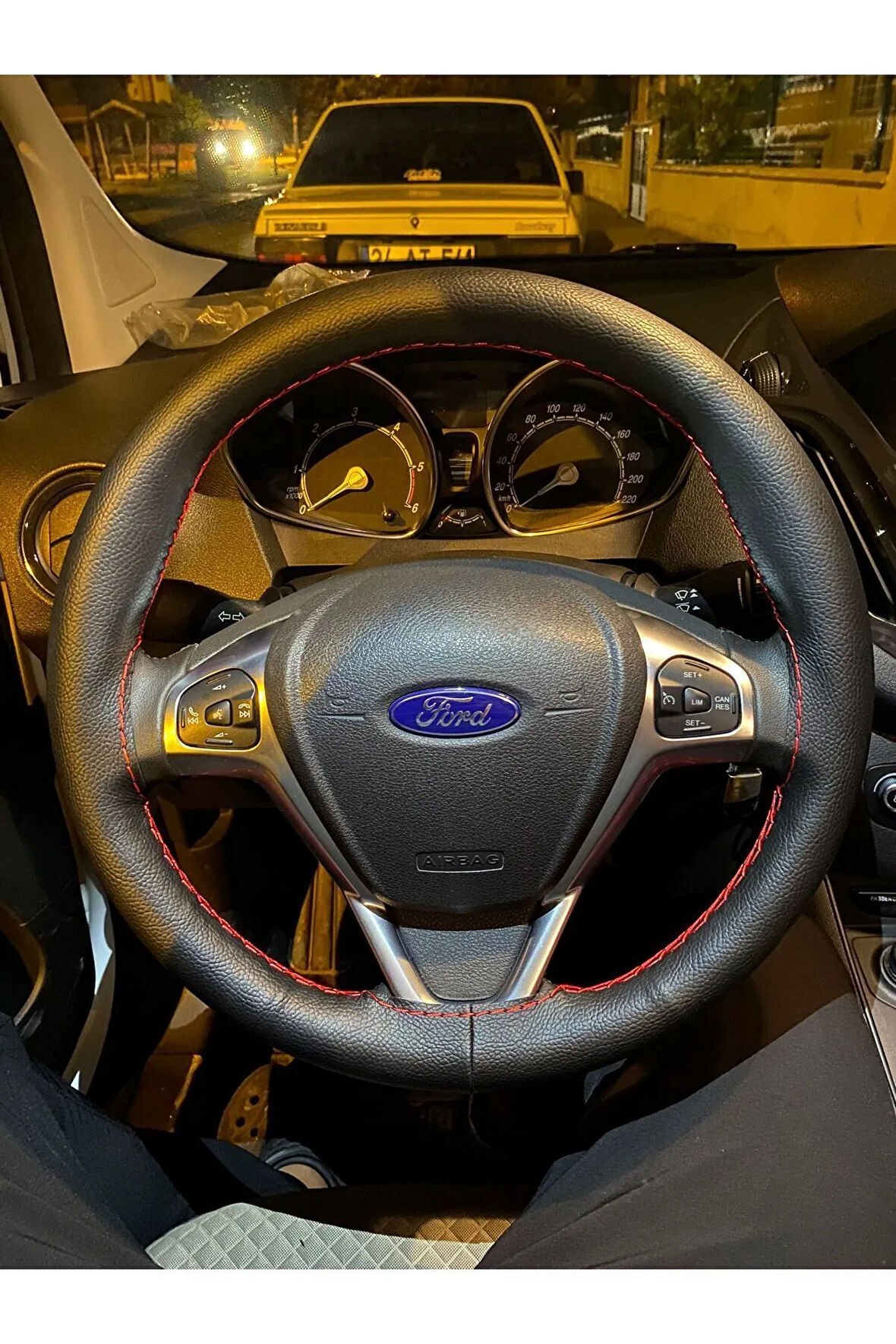 DİKİŞLİ DİREKSİYON KILIFI DAMARLI DERİ KIRMIZI DİKİŞLİ FORD CURRİER İÇİN HIZLI KARGO