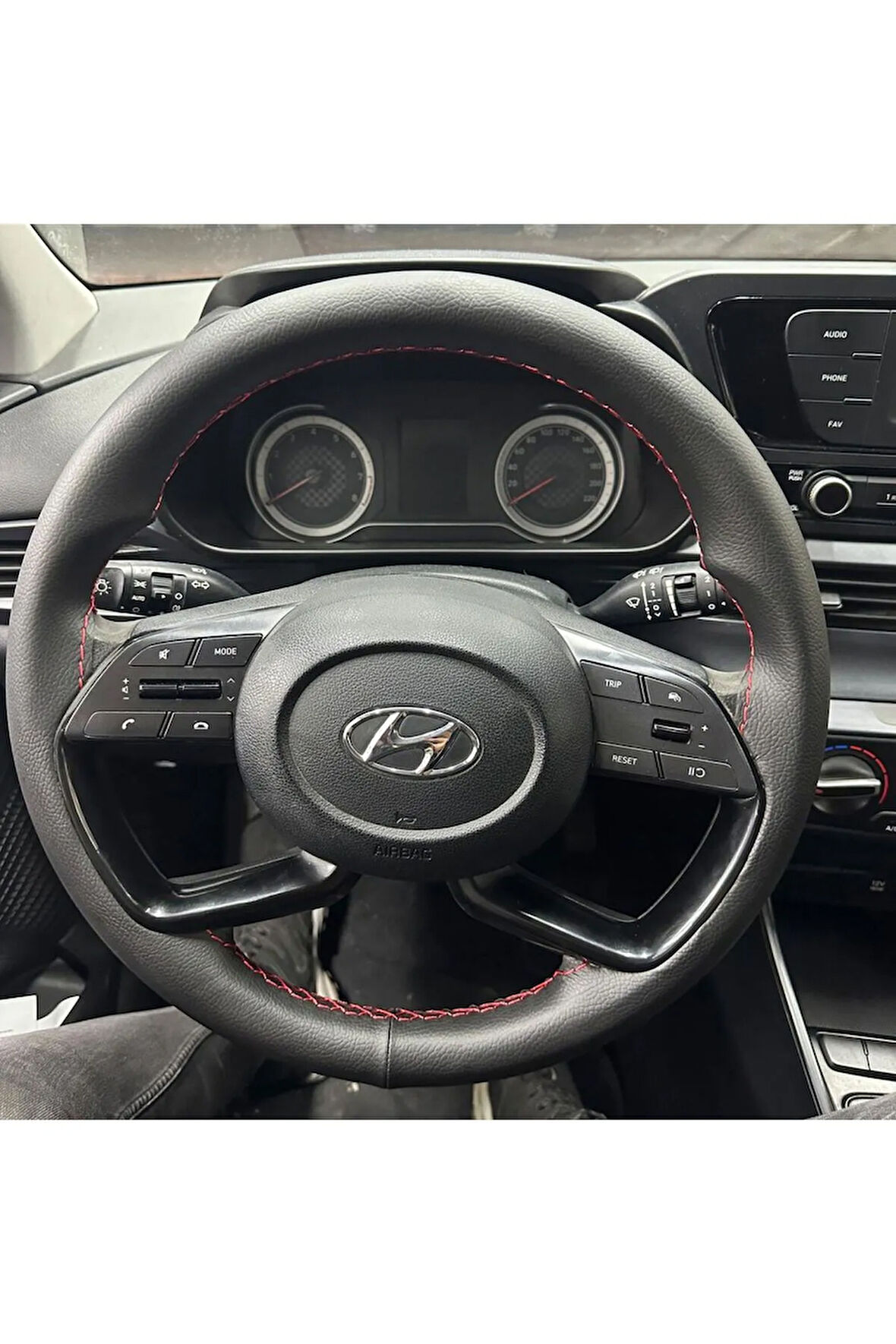 DİKİŞLİ DİREKSİYON KILIFI SİYAH DERİ KIRMIZI DİKİŞLİ HYUNDAİ İ20 İÇİN