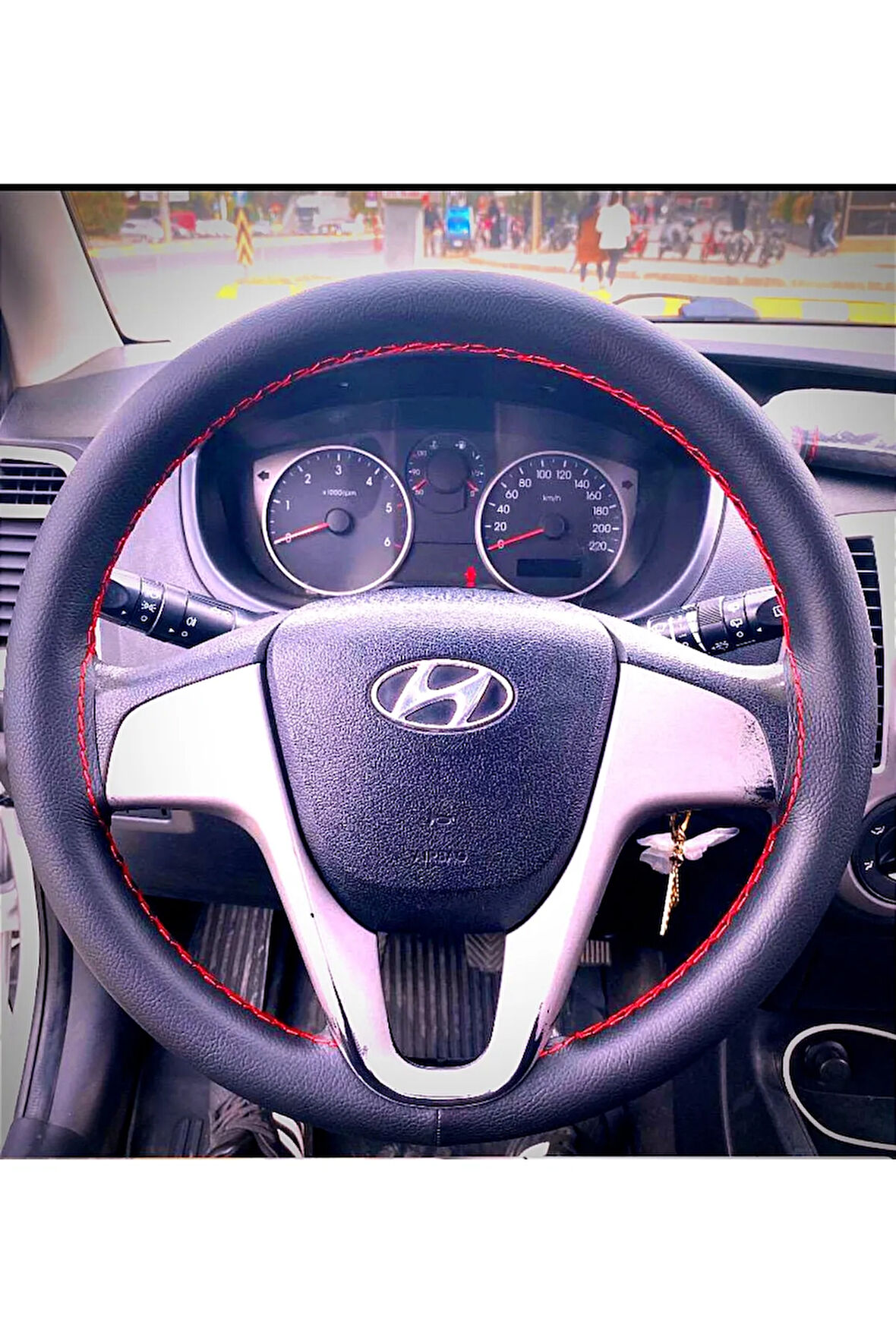 DİKİŞLİ DİREKSİYON KILIFI SİYAH DERİ KIRMIZI DİKİŞLİ HYUNDAİ İ20 İÇİN