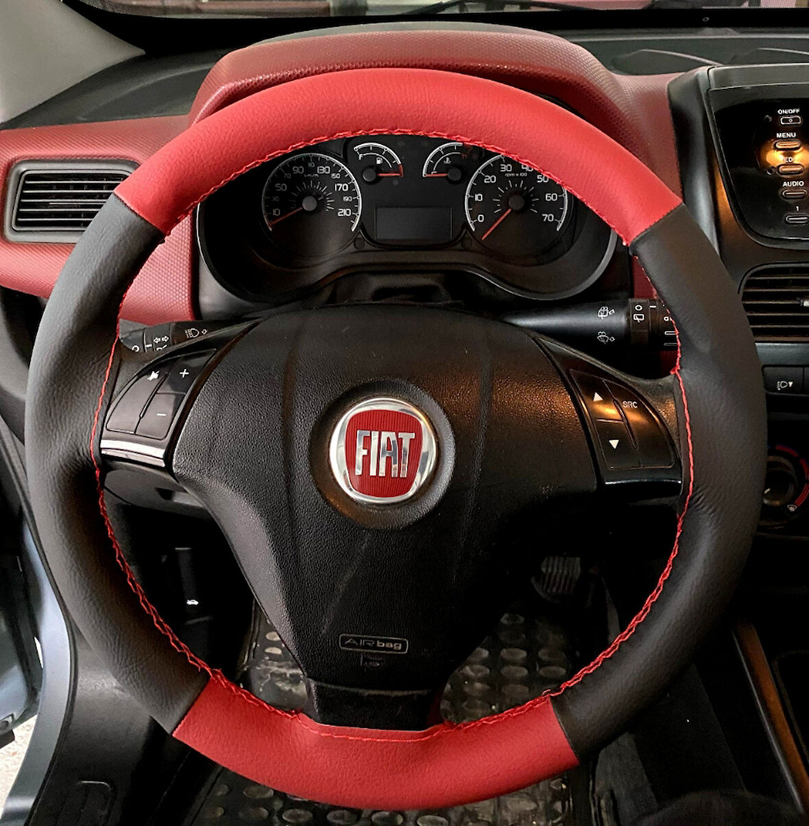 DİKİŞLİ DİREKSİYON KILIFI SİYAH DERİ KIRMIZI DERİ KIRMIZI DİKİŞLİ FIAT LİNEA İÇİN