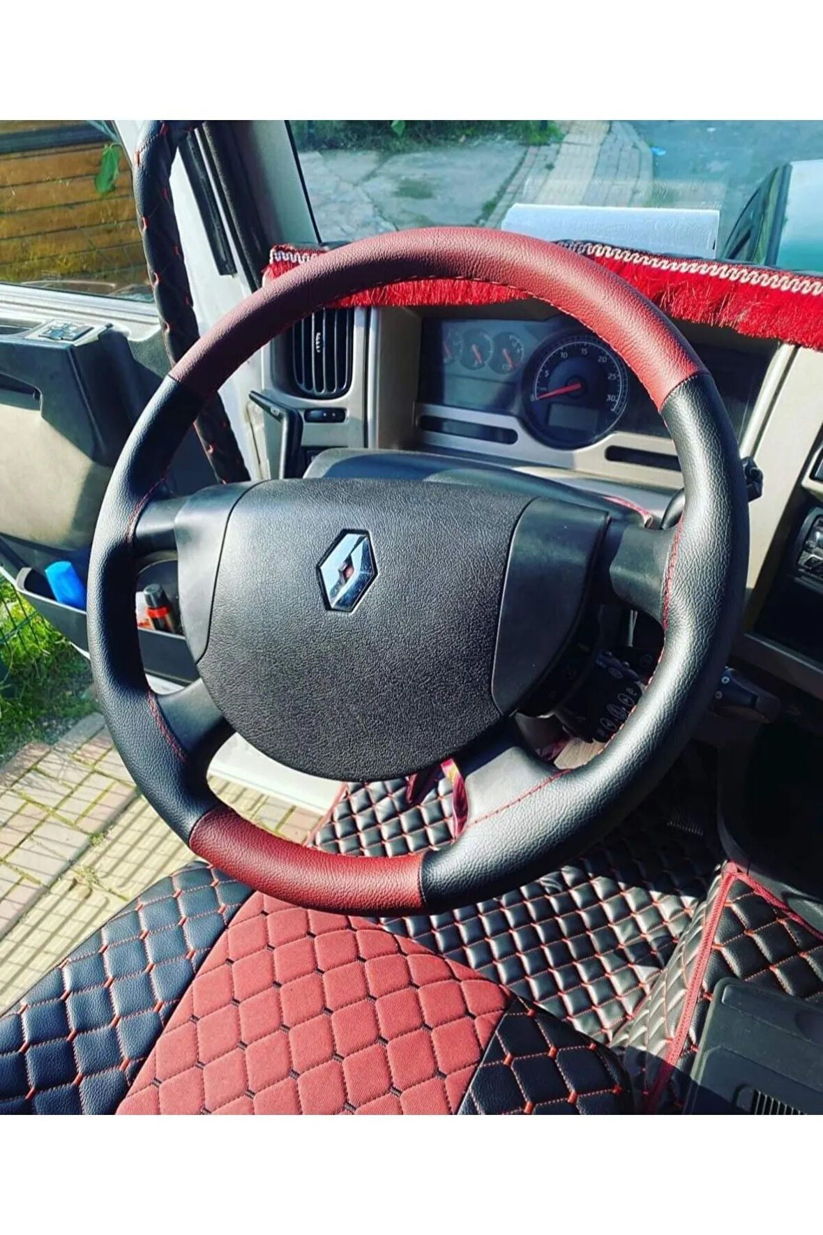 DİKİŞLİ DİREKSİYON KILIFI DAMARLI SİYAH/KIRMIZI DERİ KIRMIZI DİKİŞLİ RENAULT TIR İÇİN HIZLI KARGO