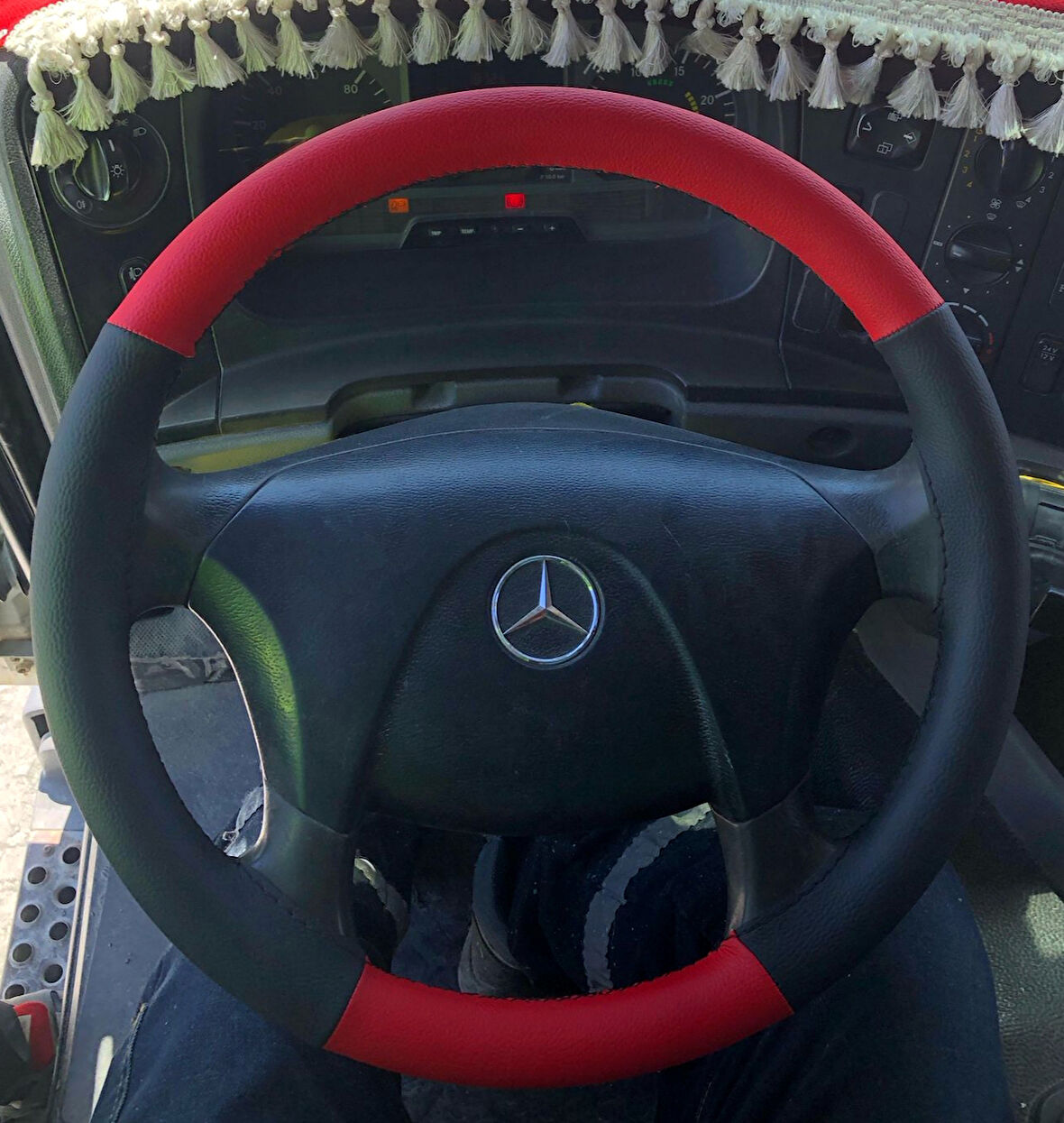 DİKİŞLİ DİREKSİYON KILIFI SİYAH DERİ KIRMIZI DERİ SİYAH DİKİŞLİ 4140 MERCEDES TIR KAMYON İÇİN