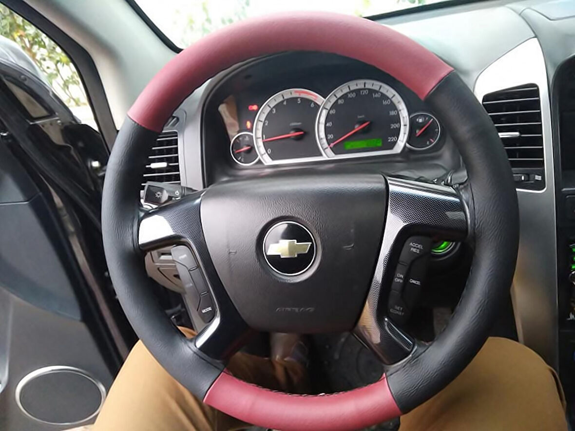 DİKİŞLİ DİREKSİYON KILIFI SİYAH / MAT KIRMIZI DERİ SİYAH DİKİŞLİ CHEVROLET CAPTİVA İÇİN