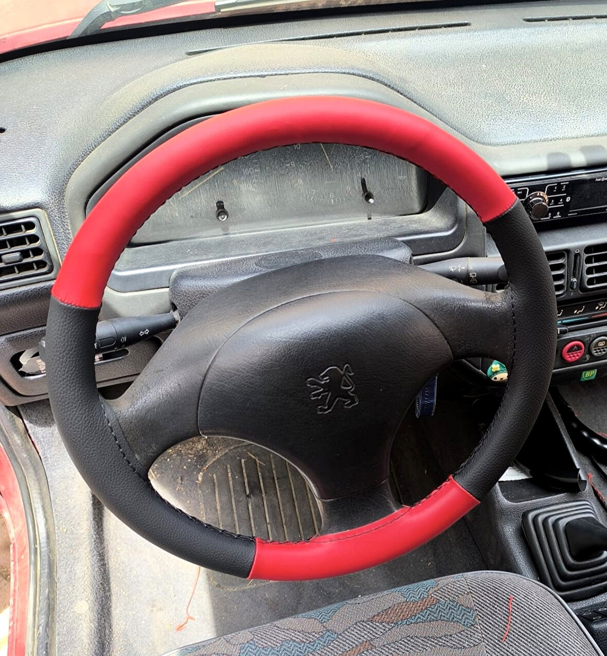 DİKİŞLİ DİREKSİYON KILIFI KIRMIZI DERİ SİYAH DERİ SİYAH DİKİŞLİ PEUGEOT 106 İÇİN