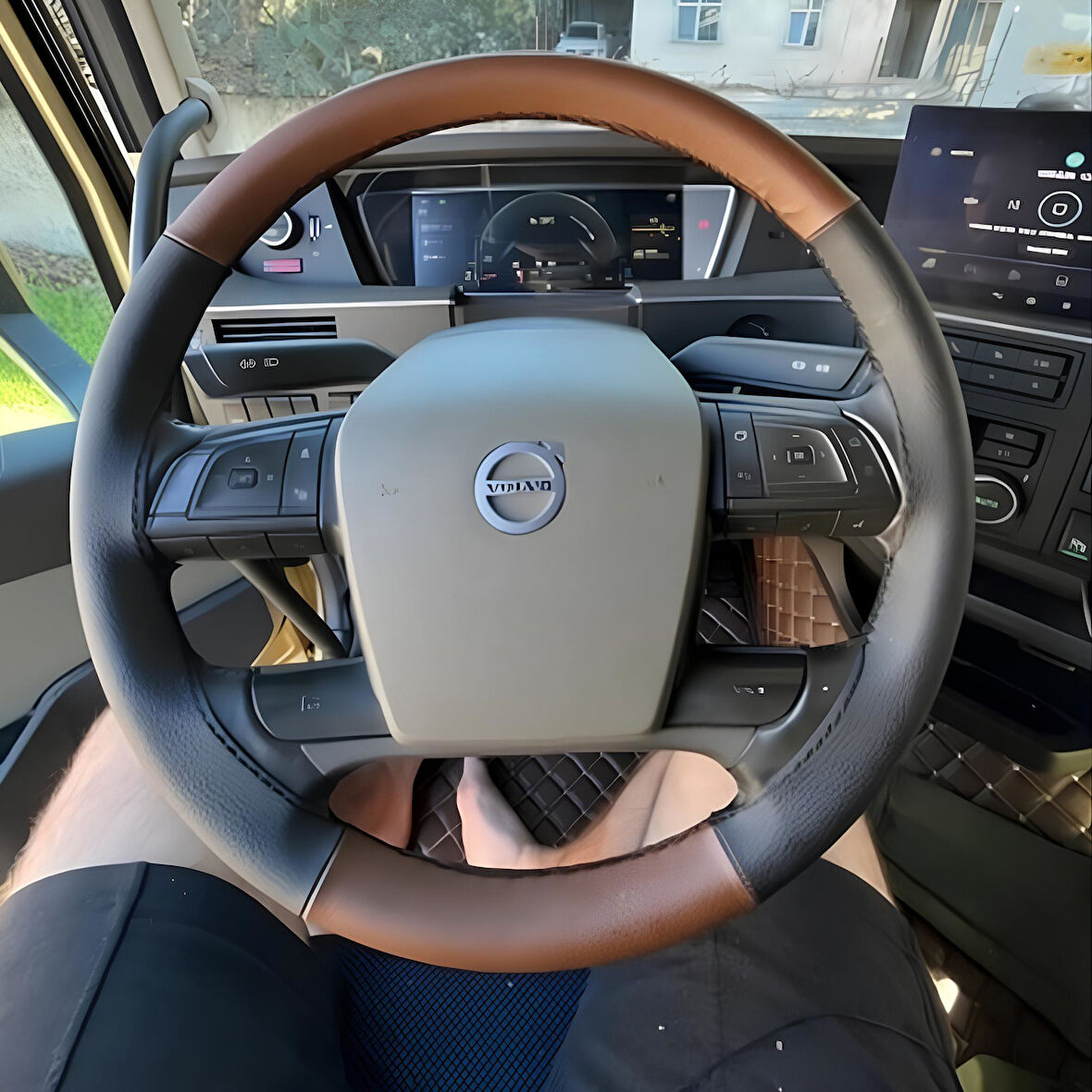 DİKİŞLİ DİREKSİYON KILIFI KAHVE DERİ SİYAH DERİ SİYAH DİKİŞLİ VOLVO TIR KAMYON İÇİN