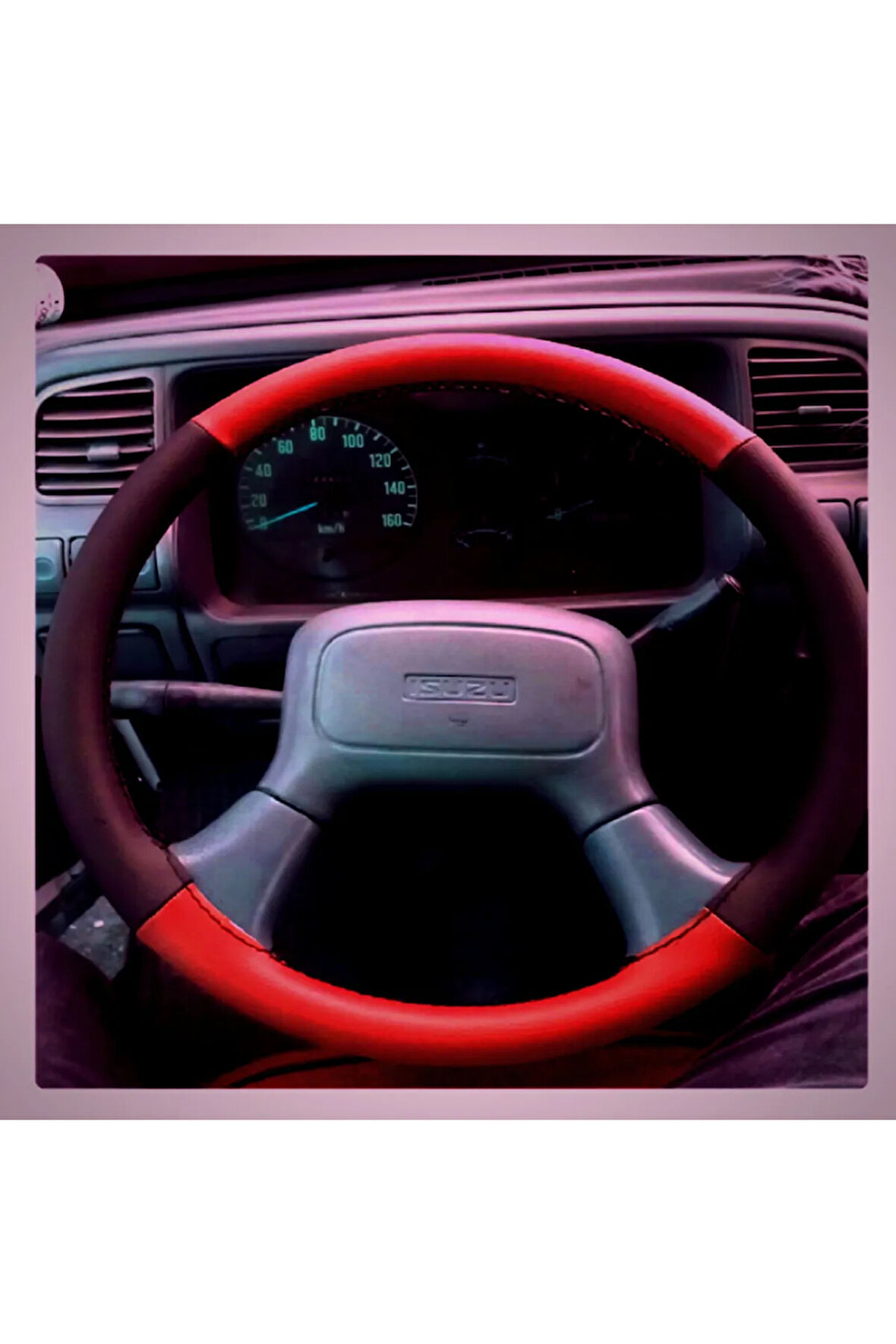 DİKİŞLİ DİREKSİYON KILIFI SİYAH/KIRMIZI DERİ SİYAH DİKİŞLİ ISUZU NPR İÇİN HIZLI KARGO