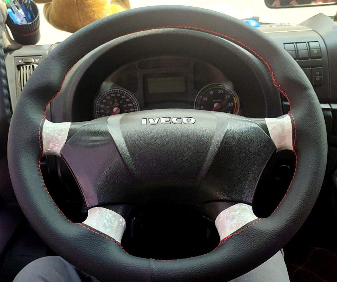 DİKİŞLİ DİREKSİYON KILIFI SİYAH DERİ KIRMIZI DİKİŞLİ IVECO EURO CARGO İÇİN