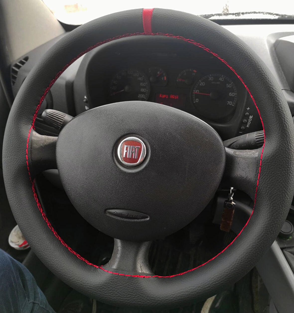 DİKİŞLİ DİREKSİYON KILIFI SİYAH DERİ KIRMIZI YÜZÜK KIRMIZI DİKİŞLİ FIAT DOBLO İÇİN