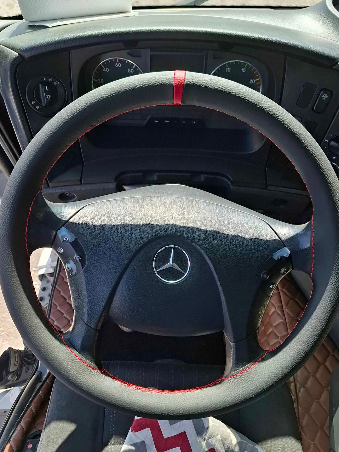 DİKİŞLİ DİREKSİYON KILIFI SİYAH DERİ KIRMIZI YÜZÜK KIRMIZI DİKİŞLİ MERCEDES AXOR 1840 İÇİN