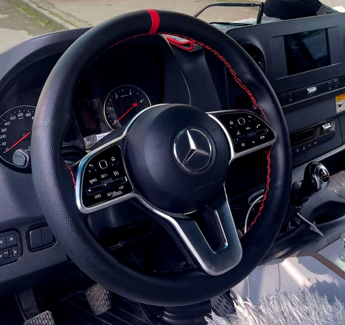 DİKİŞLİ DİREKSİYON KILIFI SİYAH DERİ KIRMIZI YÜZÜK KIRMIZI DİKİŞLİ MERCEDES SPRİNTER 2025 İÇİN