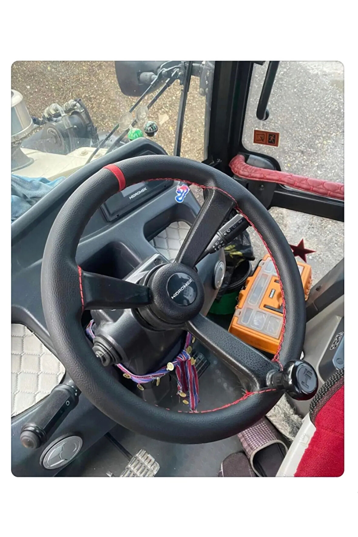 DİKİŞLİ DİREKSİYON KILIFI SİYAH DERİ KIRMIZI YÜZÜK KIRMIZI DİKİŞLİ HİDROMEK İŞ MAKİNASI İÇİN