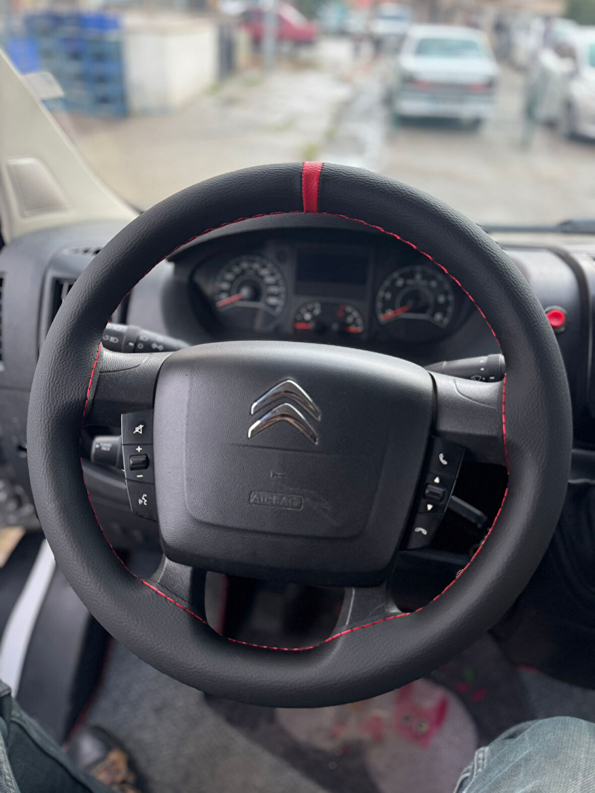 DİKİŞLİ DİREKSİYON KILIFI SİYAH DERİ KIRMIZI YÜZÜK KIRMIZI DİKİŞLİ FIAT DUCATO FOTODAKİ ARAÇ İÇİN