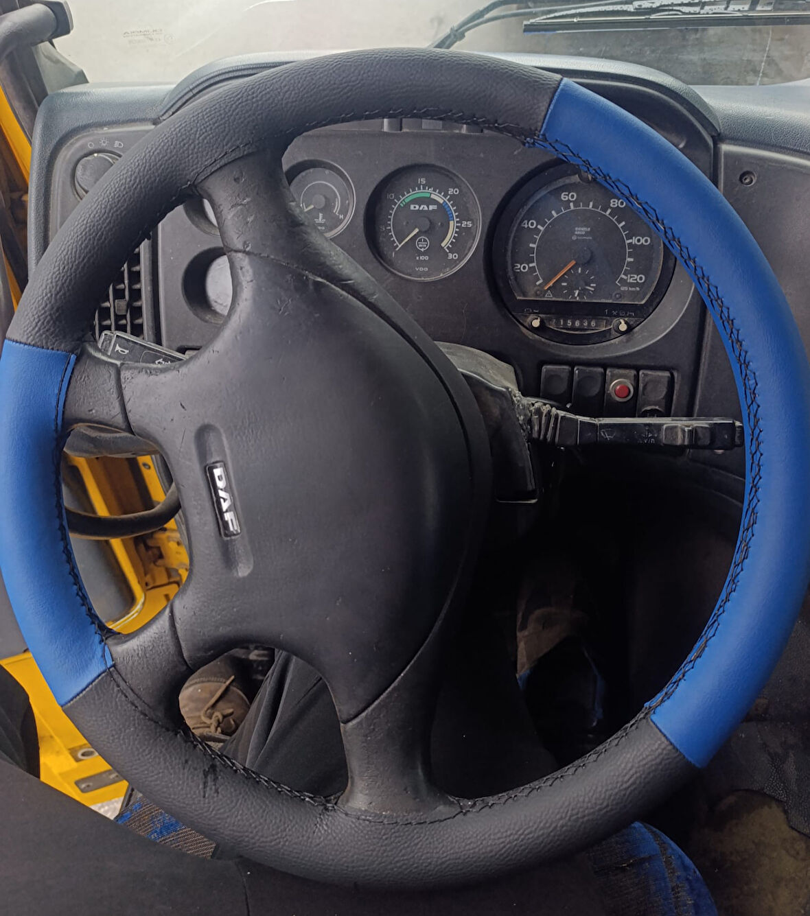 DİKİŞLİ DİREKSİYON KILIFI SİYAH DERİ MAVİ DERİ SİYAH DİKİŞLİ DAF BU DİREKSİYON İÇİN