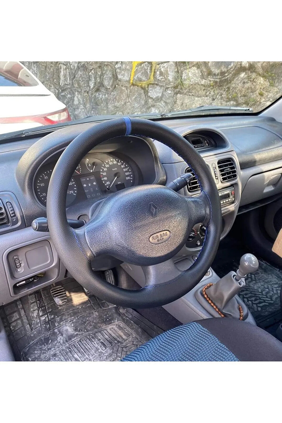 DİKİŞLİ DİREKSİYON KILIFI DAMARLI SİYAH DERİ MAVİ YÜZÜKLÜ RENAULT CLİO İÇİN HIZLI KARGO