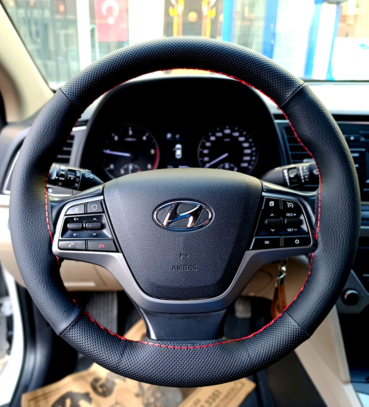 DİKİŞLİ DİREKSİYON KILIFI SİYAH DERİ NOKTALI DERİ KIRMIZI DİKİŞLİ HYUNDAİ ELENTRA (FOTODAKİ) İÇİN
