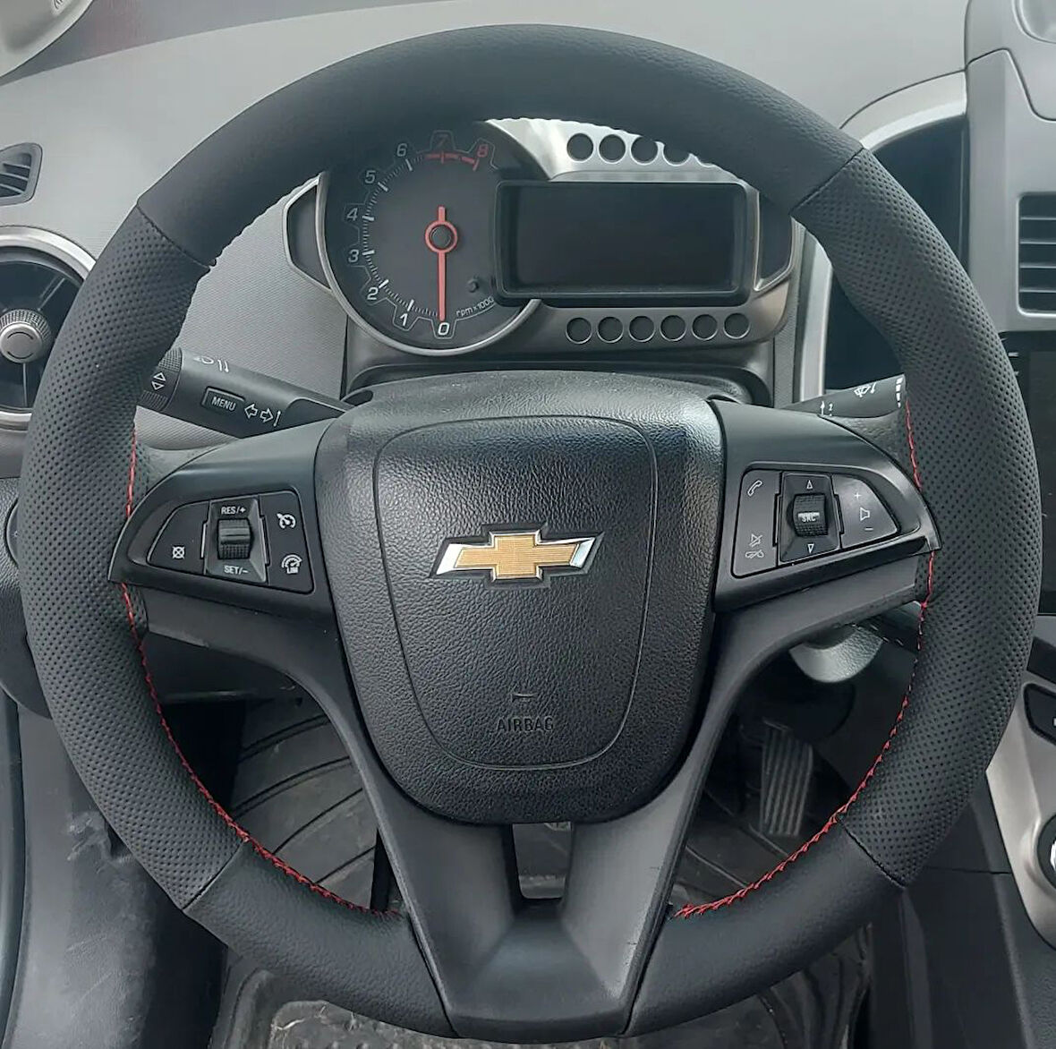 DİKİŞLİ DİREKSİYON KILIFI SİYAH DERİ NOKTALI DERİ KIRMIZI DİKİŞLİ CHEVROLET AVEO İÇİN