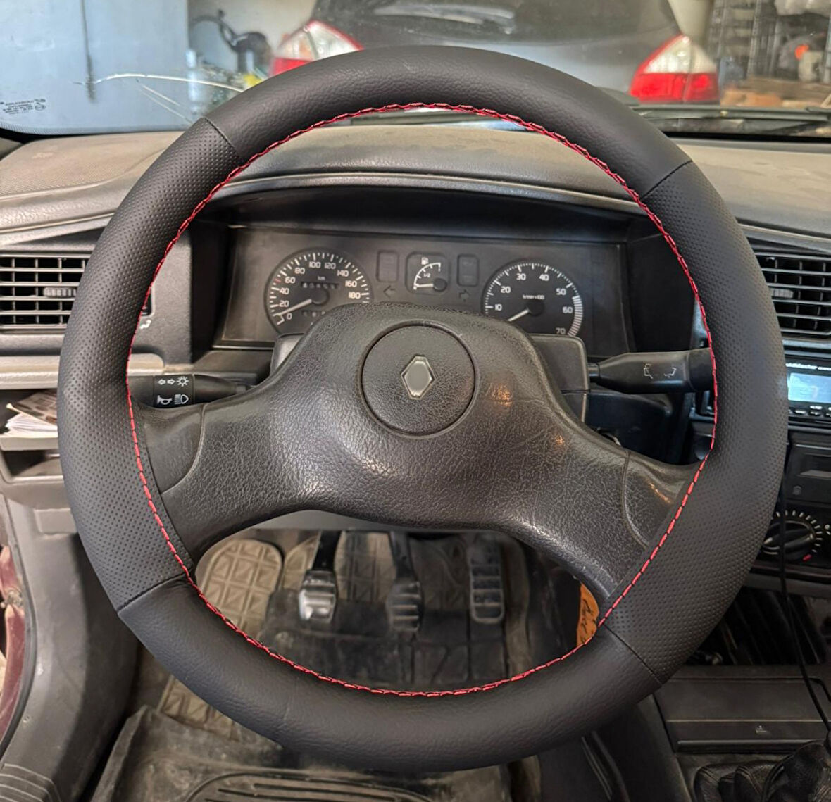 DİKİŞLİ DİREKSİYON KILIFI SİYAH DERİ NOKTALI DERİ KIRMIZI DİKİŞLİ RENO 19 İÇİN