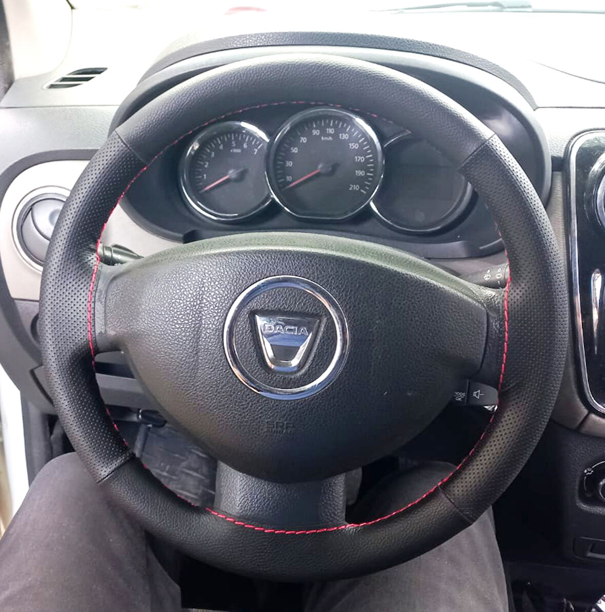 DİKİŞLİ DİREKSİYON KILIFI NOKTALI DERİ SİYAH DERİ KIRMIZI DİKİŞLİ DACİA LODY İÇİN