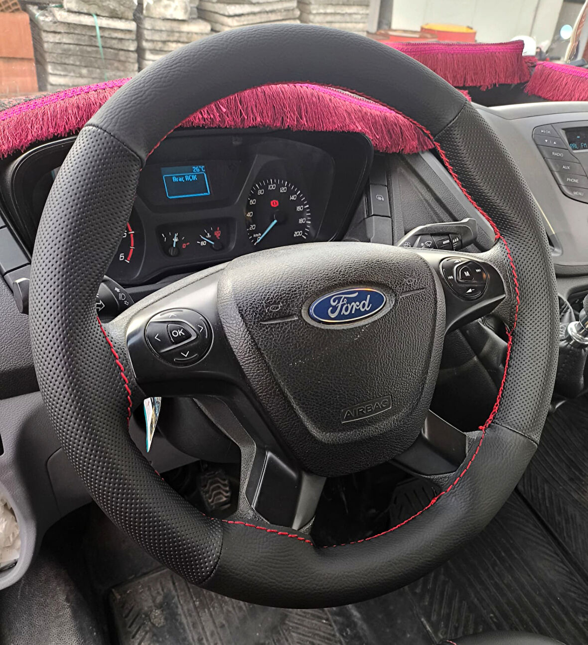 DİKİŞLİ DİREKSİYON KILIFI SİYAH DERİ NOKTALI DERİ KIRMIZI DİKİŞLİ F.OR.D TRANSİT 2014-2025 Arası