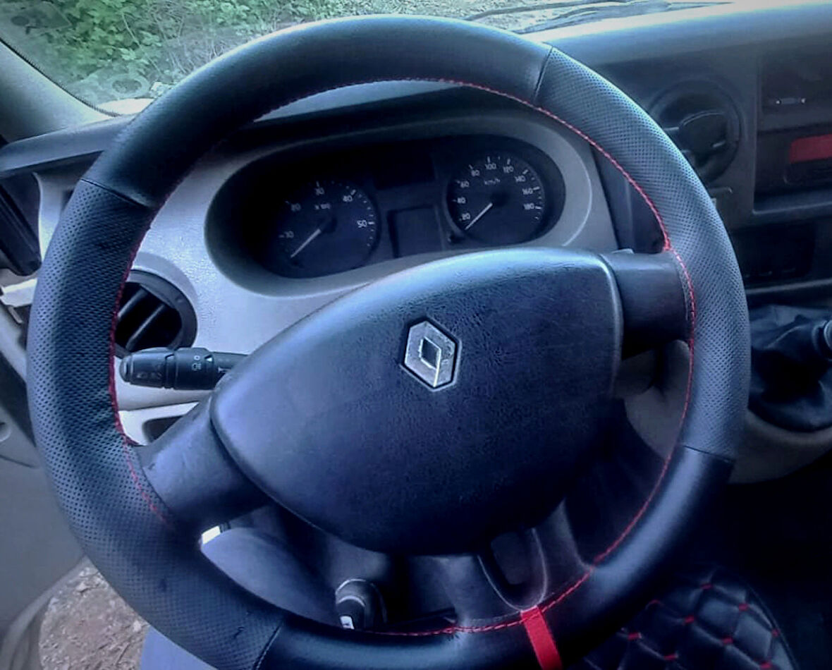 DİKİŞLİ DİREKSİYON KILIFI SİYAH DERİ NOKTALI DERİ KIRMIZI YÜZÜK / DİKİŞLİ RENAULT MASTER İÇİN