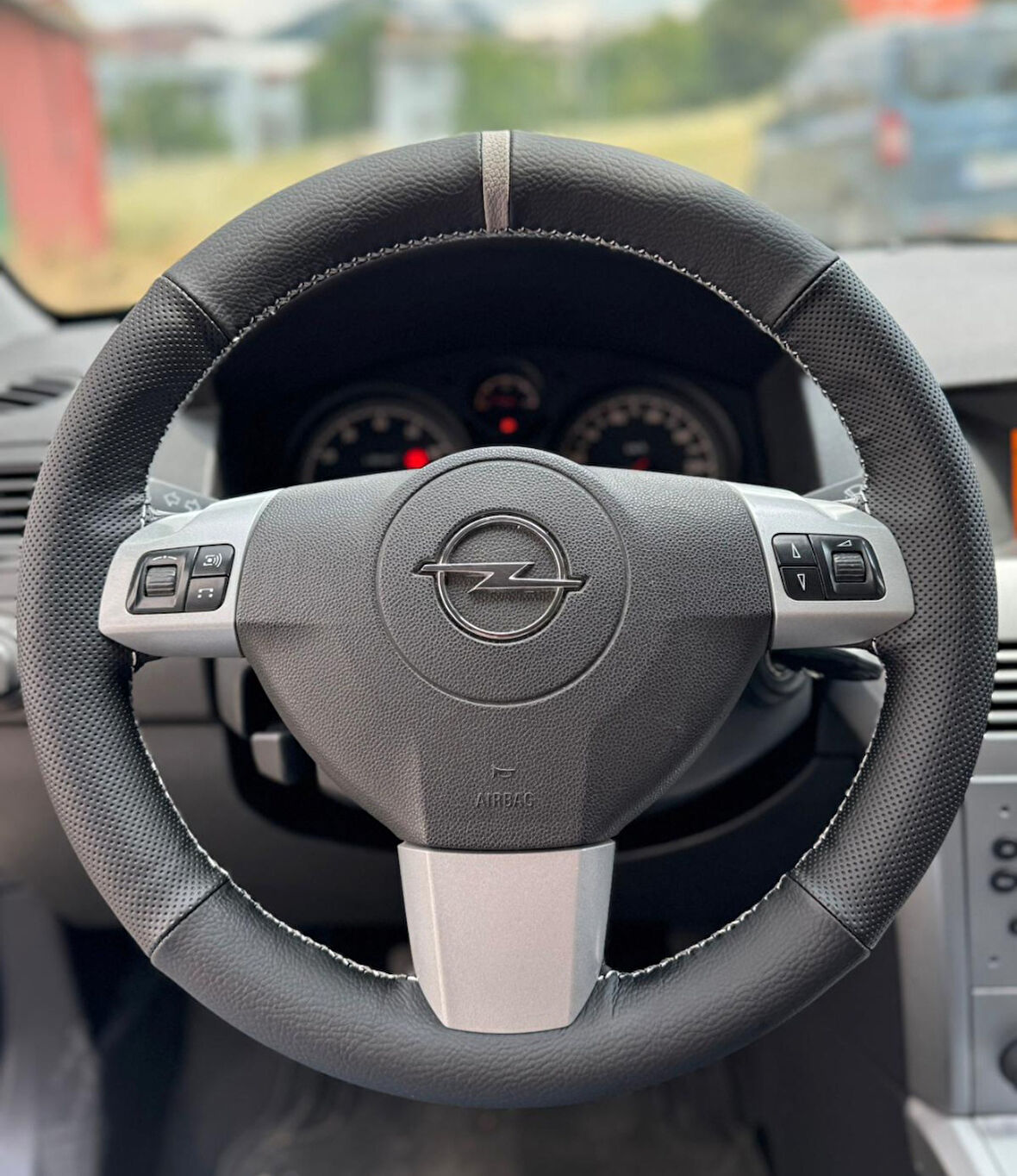 DİKİŞLİ DİREKSİYON KILIFI SİYAH DERİ NOKTALI DERİ GRİ YÜZÜK GRİ DİKİŞLİ OPEL ASTRA İÇİN