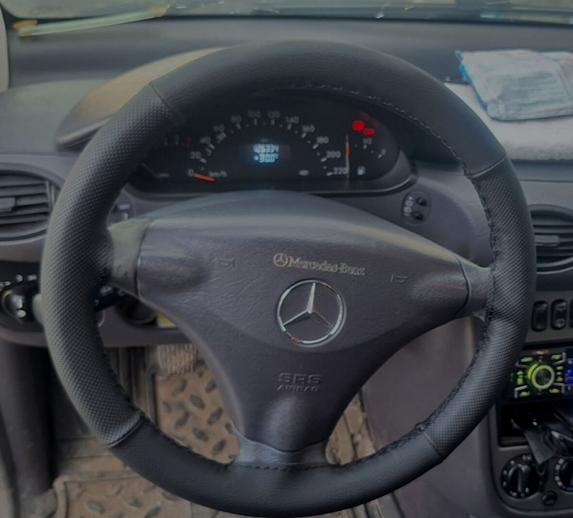 DİKİŞLİ DİREKSİYON KILIFI SİYAH DERİ NOKTALI DERİ SİYAH DİKİŞLİ MERCEDES A140 İÇİN