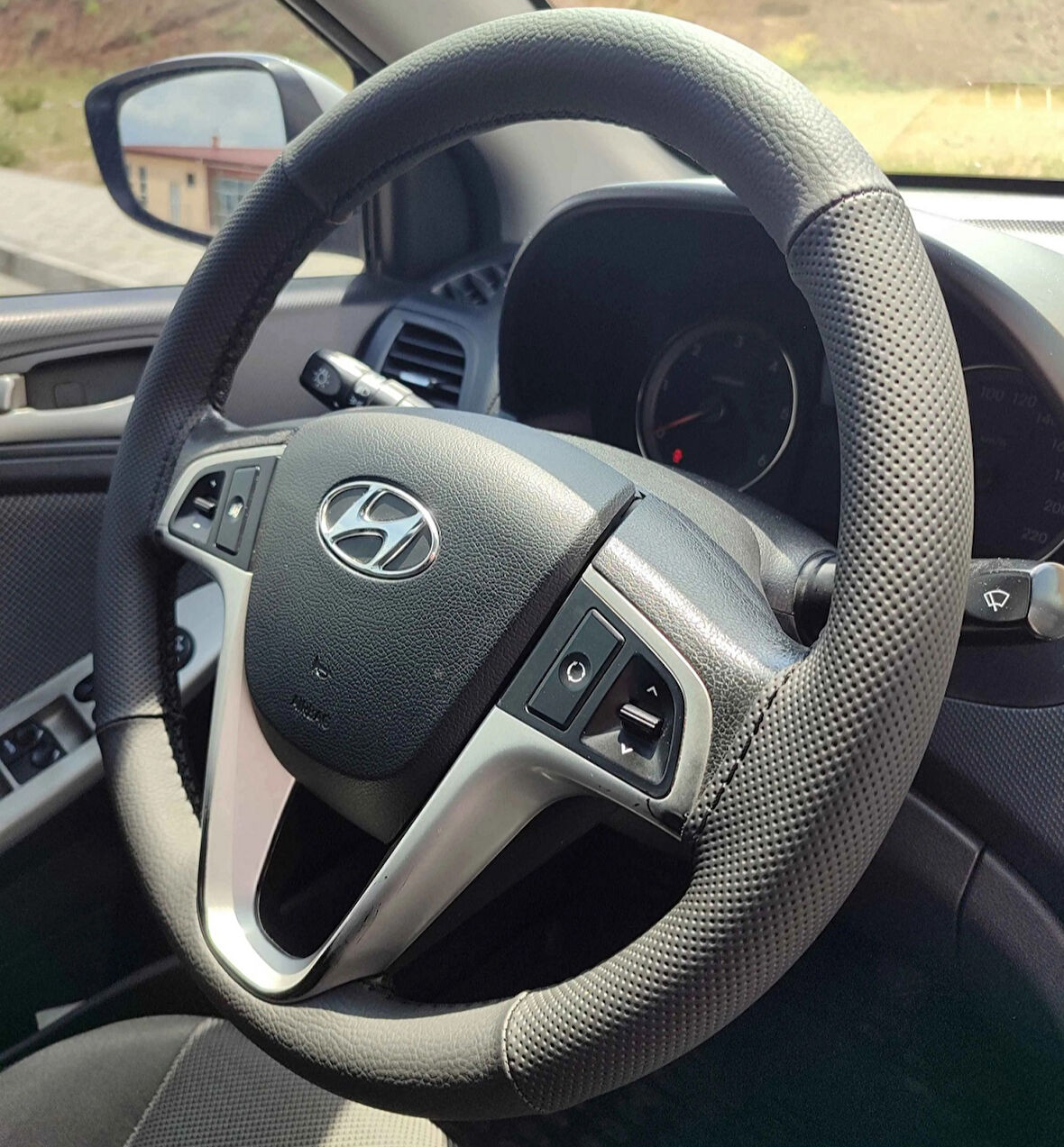DİKİŞLİ DİREKSİYON KILIFI SİYAH DERİ NOKTALI DERİ SİYAH DİKİŞLİ HYUNDAİ ACCENT BLUE İÇİN