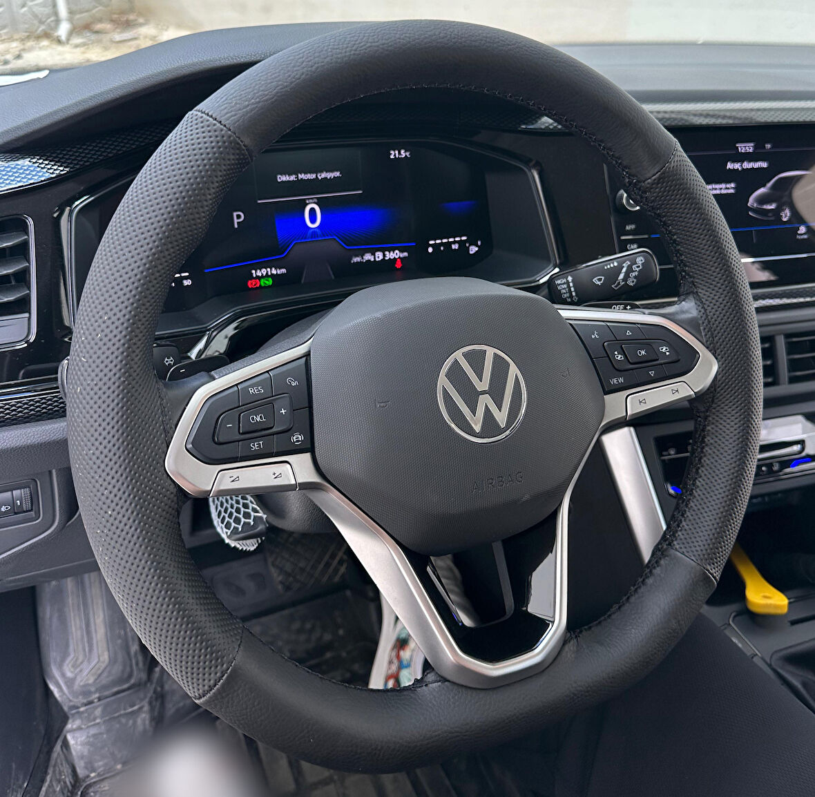 DİKİŞLİ DİREKSİYON KILIFI SİYAH DERİ NOKTALI DERİ SİYAH DİKİŞLİ VW POLO İÇİN