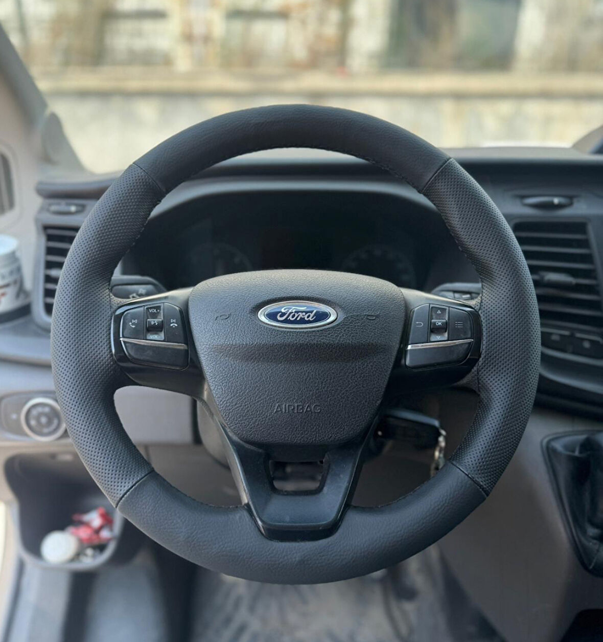 DİKİŞLİ DİREKSİYON KILIFI SİYAH DERİ NOKTALI DERİ SİYAH DİKİŞLİ F. CUSTOM TRANSİT İÇİN