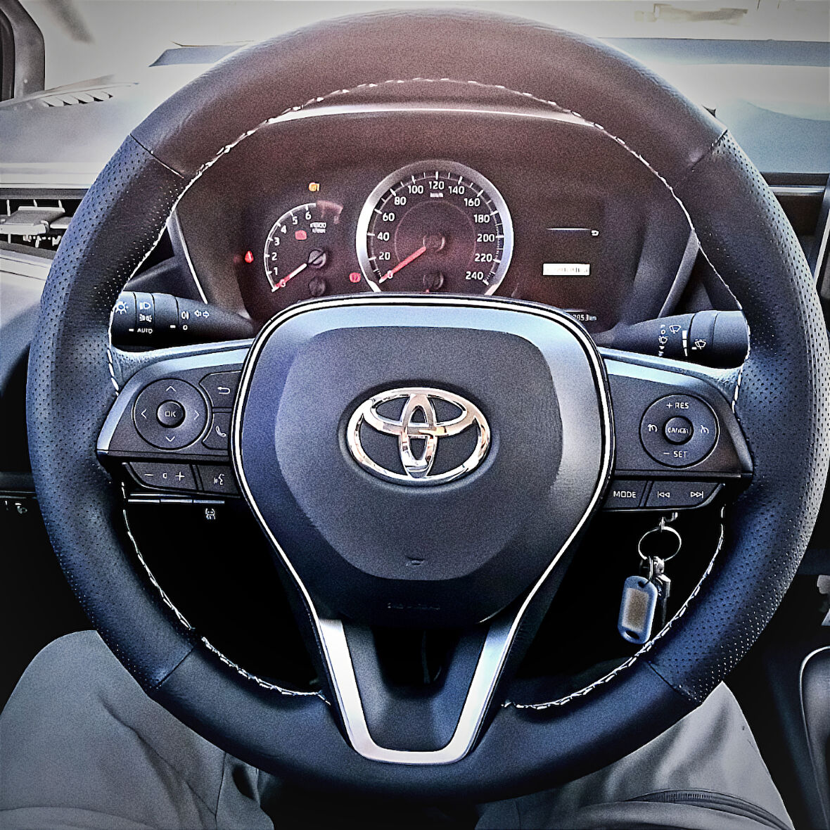 DİKİŞLİ DİREKSİYON KILIFI DAMARLI SİYAH DERİ NOKTALI DERİ GRİ DİKİŞLİ TOYOTA COROLLA İÇİN
