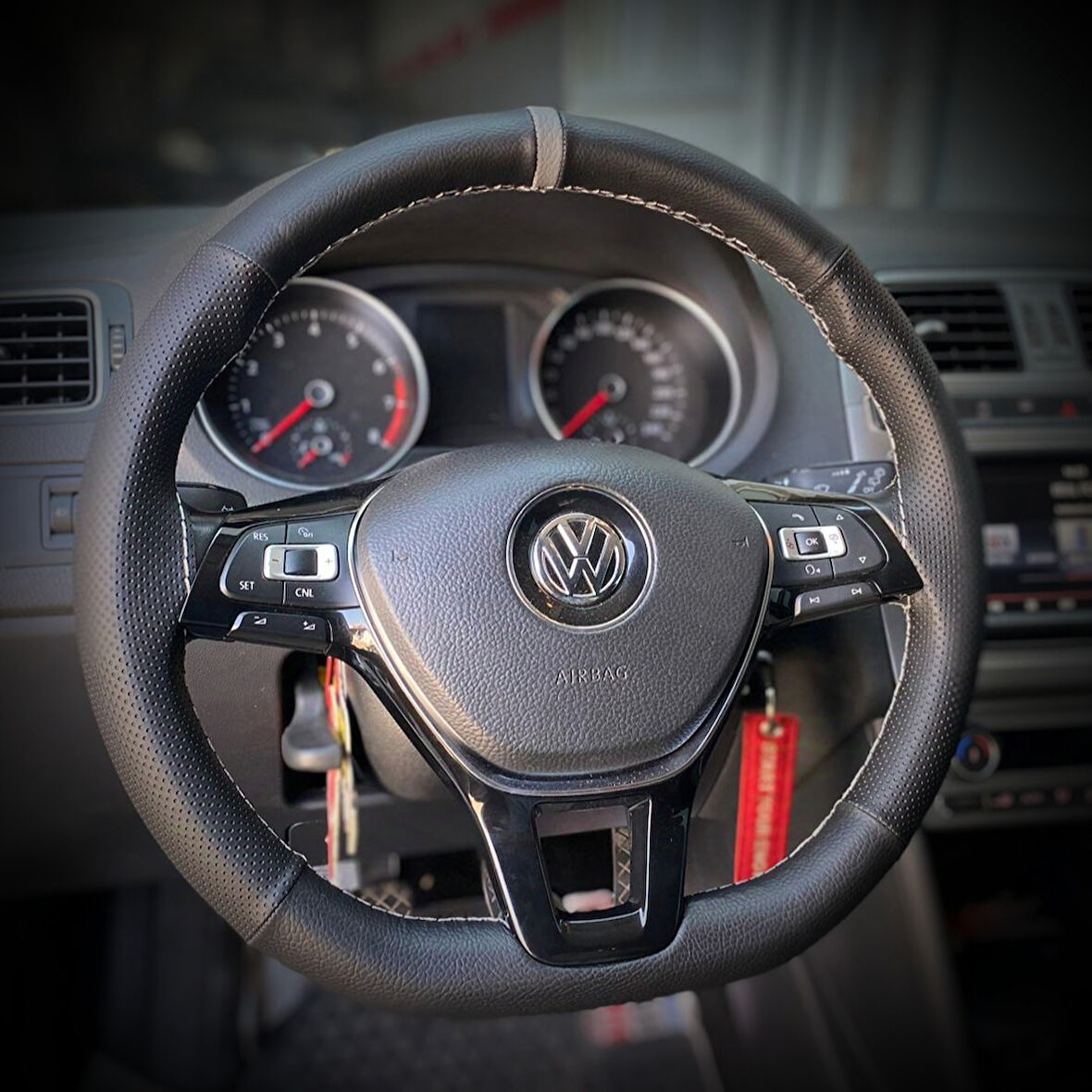 DİKİŞLİ DİREKSİYON KILIFI İTHAL SİYAH DERİ NOKTALI DERİ GRİ YÜZÜK GRİ DİKİŞLİ VW POLO İÇİN