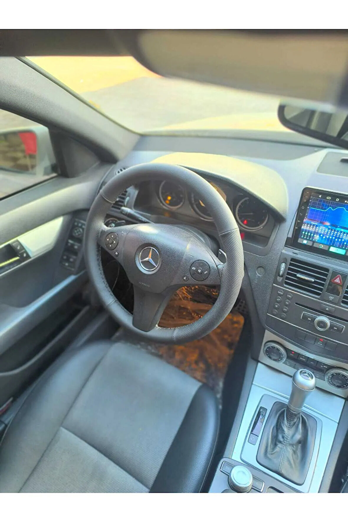 DİKİŞLİ DİREKSİYON KILIFI İTHAL SİYAH DERİ NOKTALI DERİ SİYAH DİKİŞLİ MERCEDES C180 İÇİN