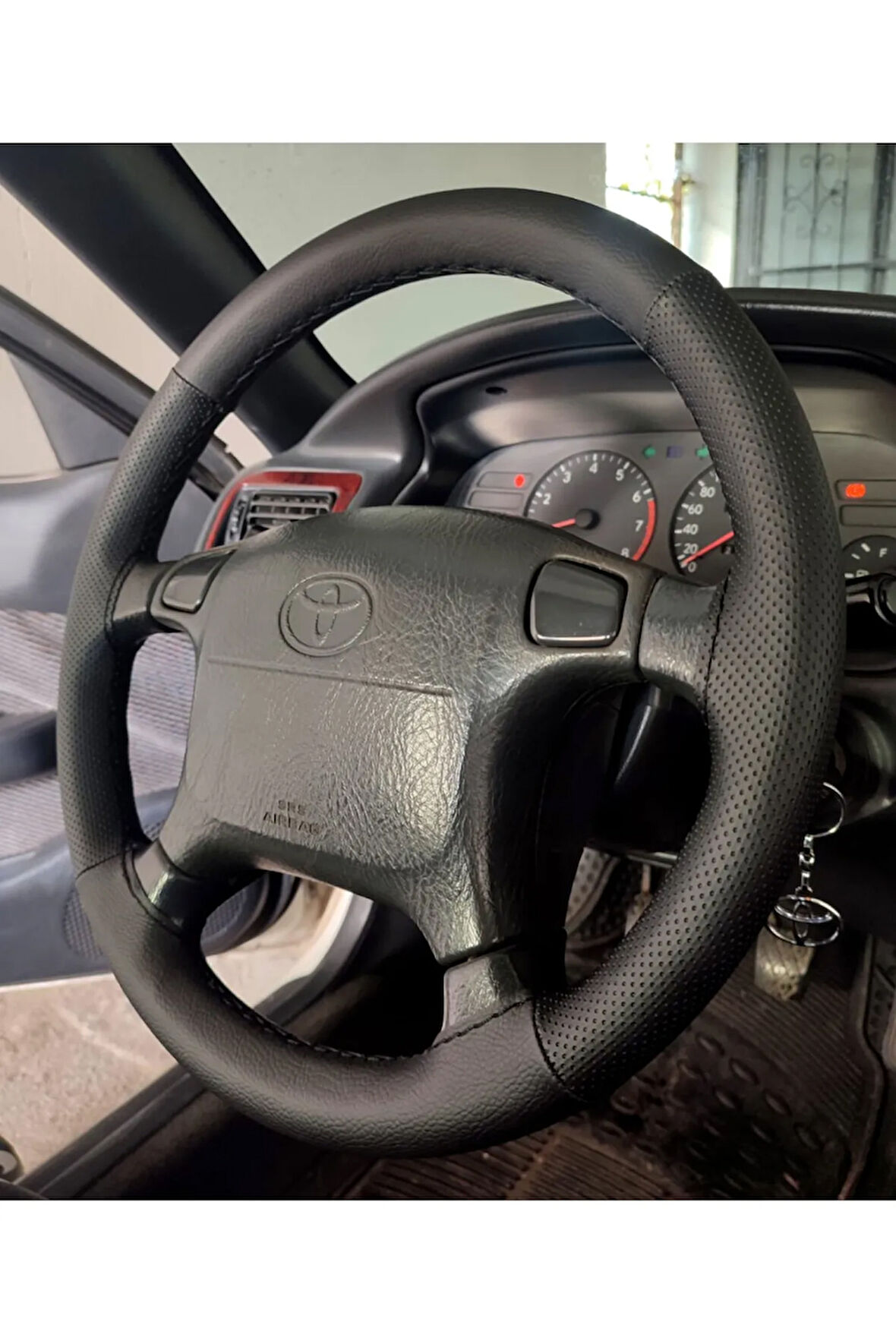 DİKİŞLİ DİREKSİYON KILIFI SİYAH/NOKTALI DERİ SİYAH DİKİŞLİ TOYOTA COROLLA İÇİN 4 KOLLU